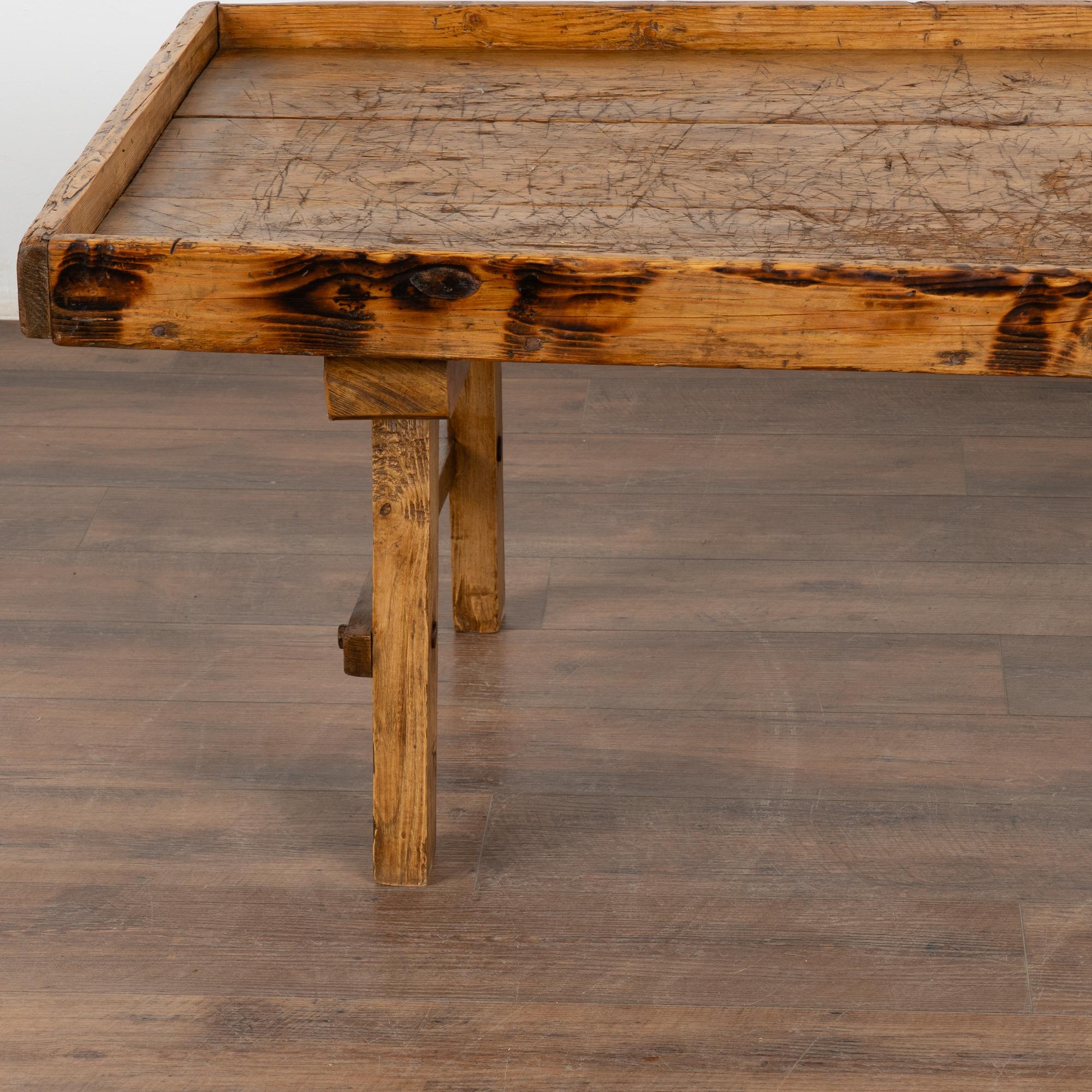 XIXe siècle Table basse rustique à partir d'une table de travail en forme de planche à fromage, Suède vers 1820-40 en vente
