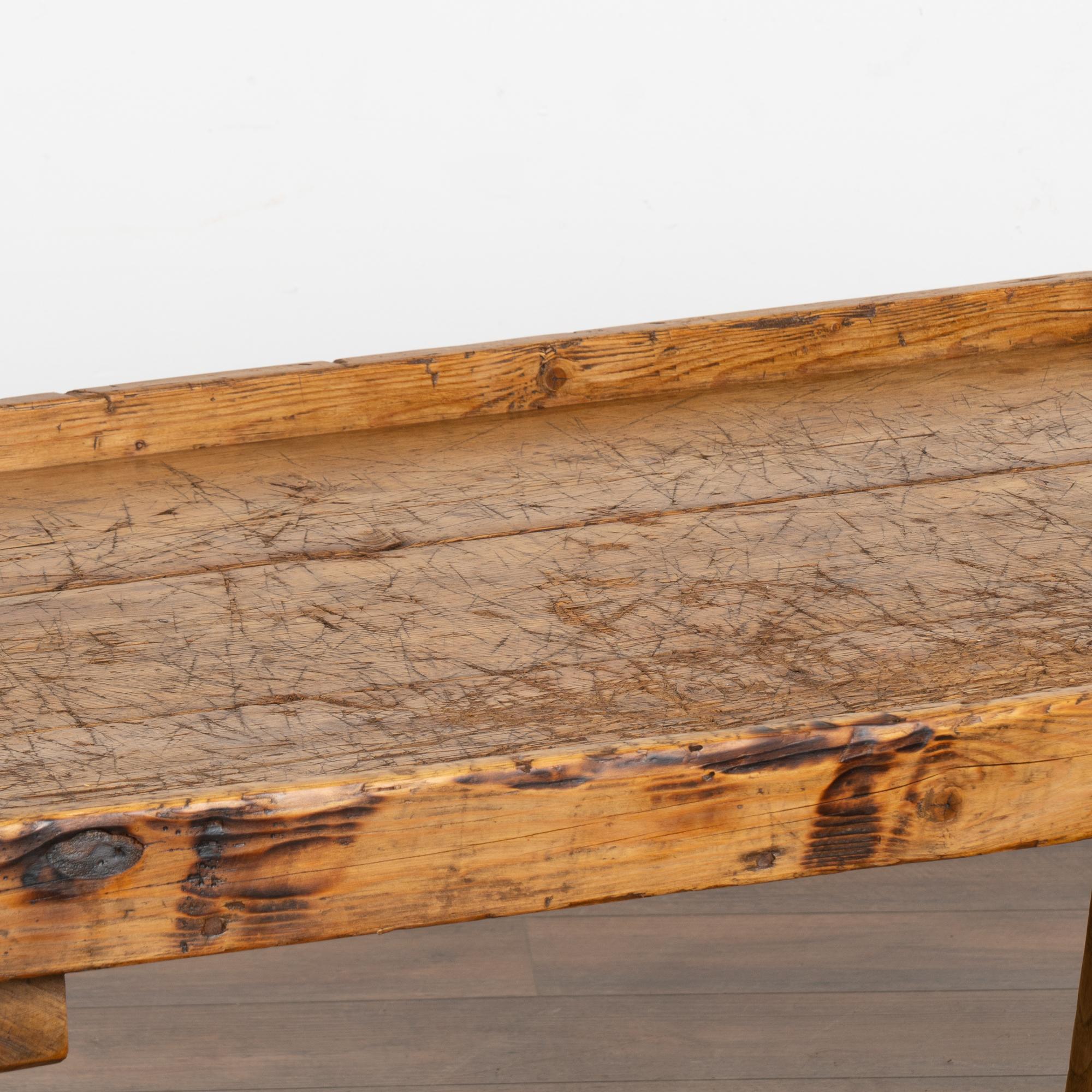 Pin Table basse rustique à partir d'une table de travail en forme de planche à fromage, Suède vers 1820-40 en vente