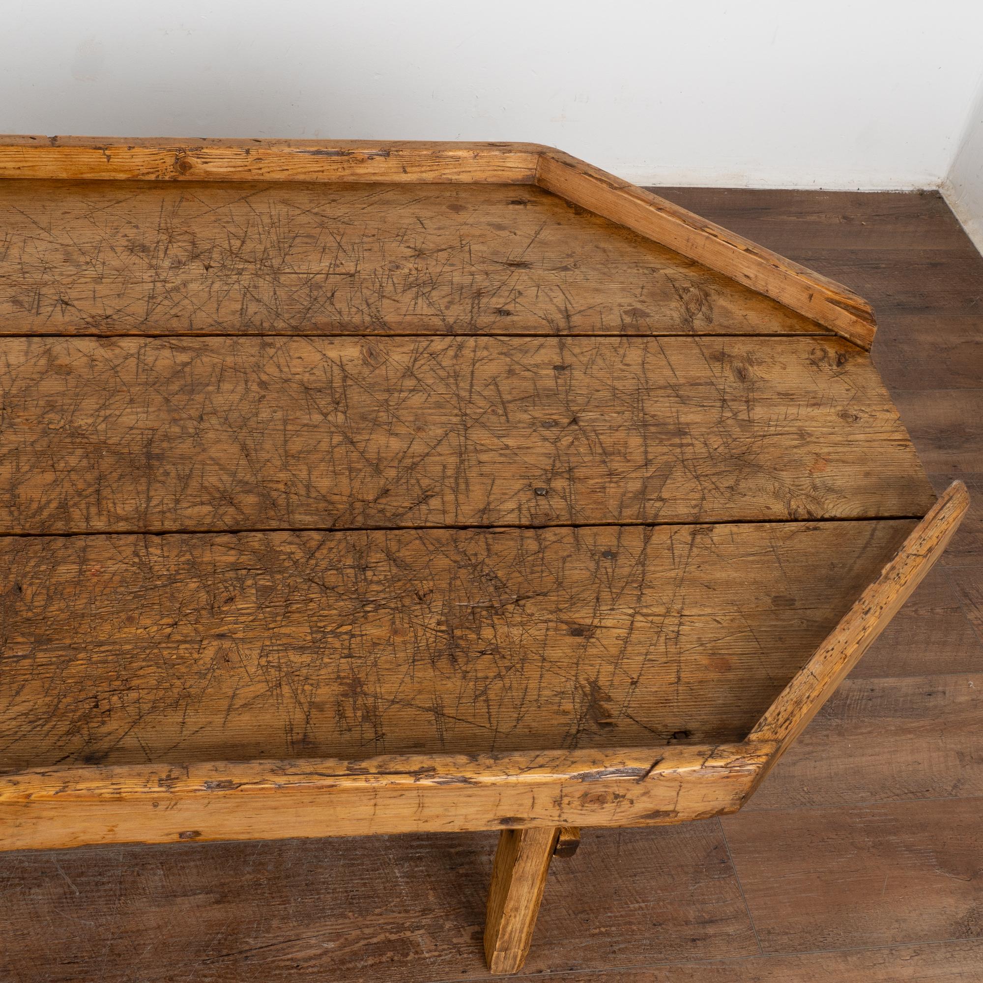 Table basse rustique à partir d'une table de travail en forme de planche à fromage, Suède vers 1820-40 en vente 1