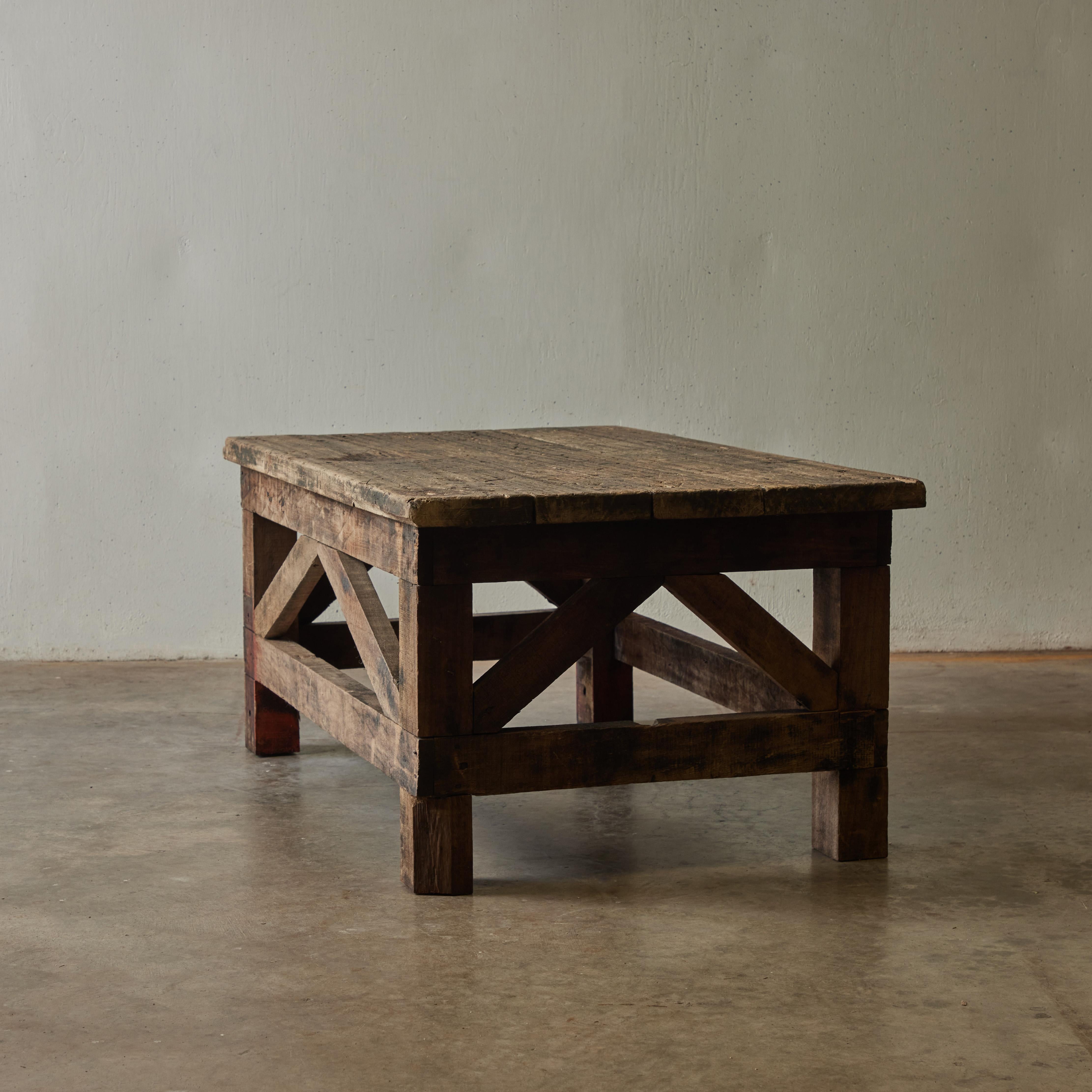 Français Table en bois rustique française du XIXe siècle en vente