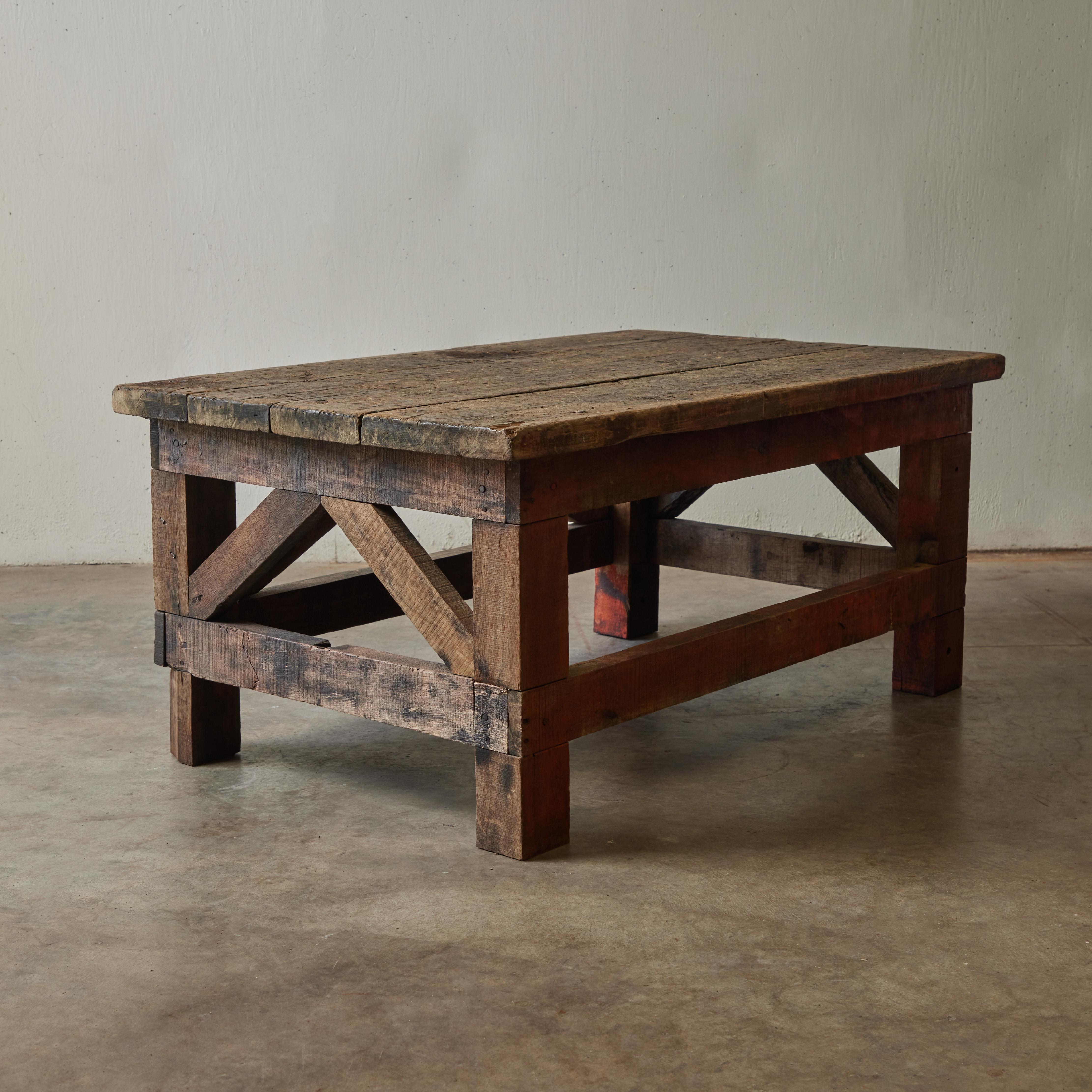 Table en bois rustique française du XIXe siècle Bon état - En vente à Los Angeles, CA