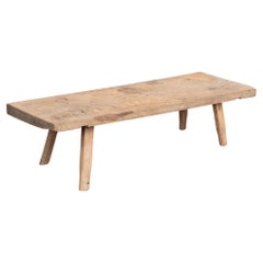 Mesa de centro rústica con patas de clavija, Hungría circa 1890