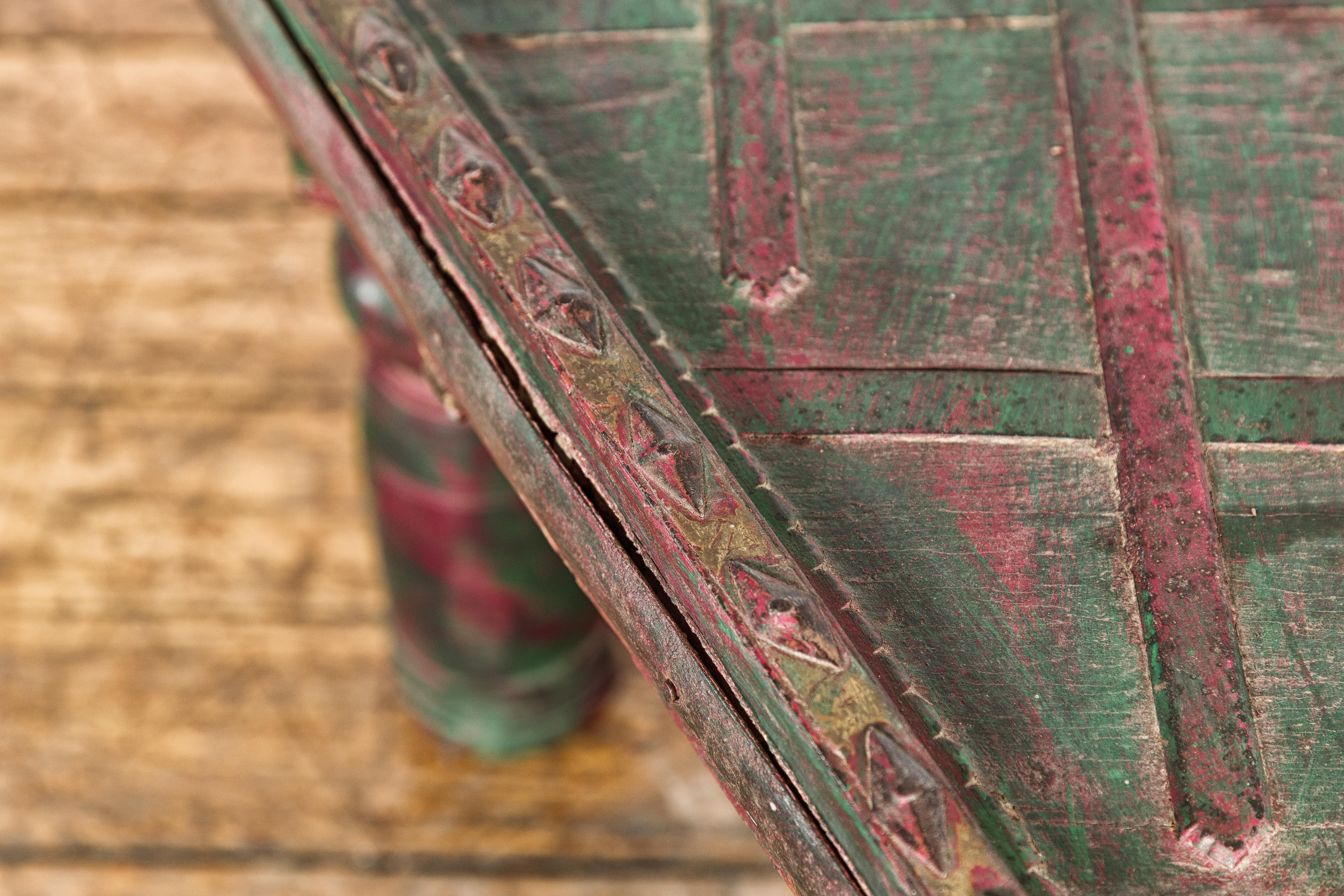 Table basse rustique laquée rouge et verte, pieds balustres tournés et fer en vente 2