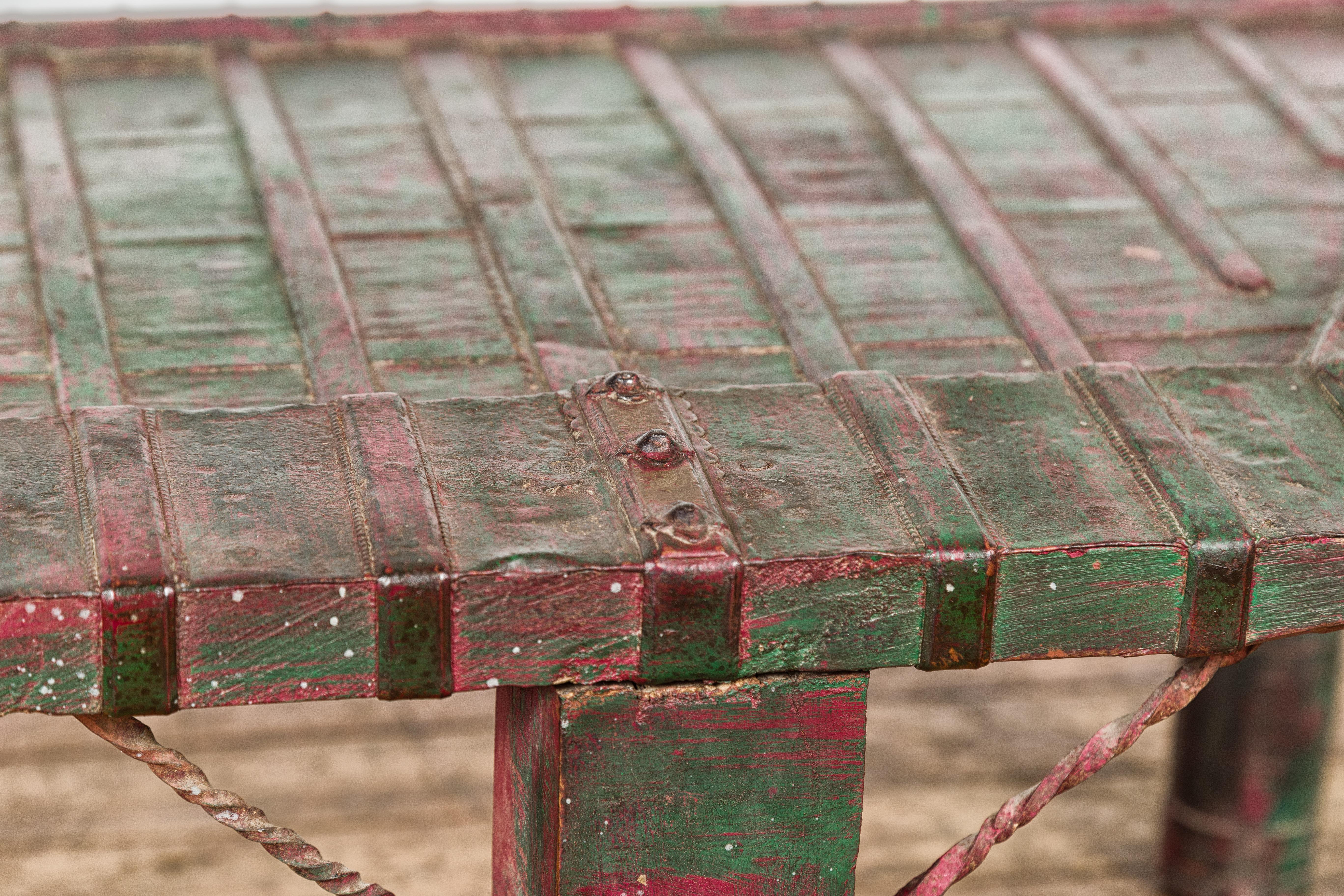 Table basse rustique laquée rouge et verte, pieds balustres tournés et fer en vente 4