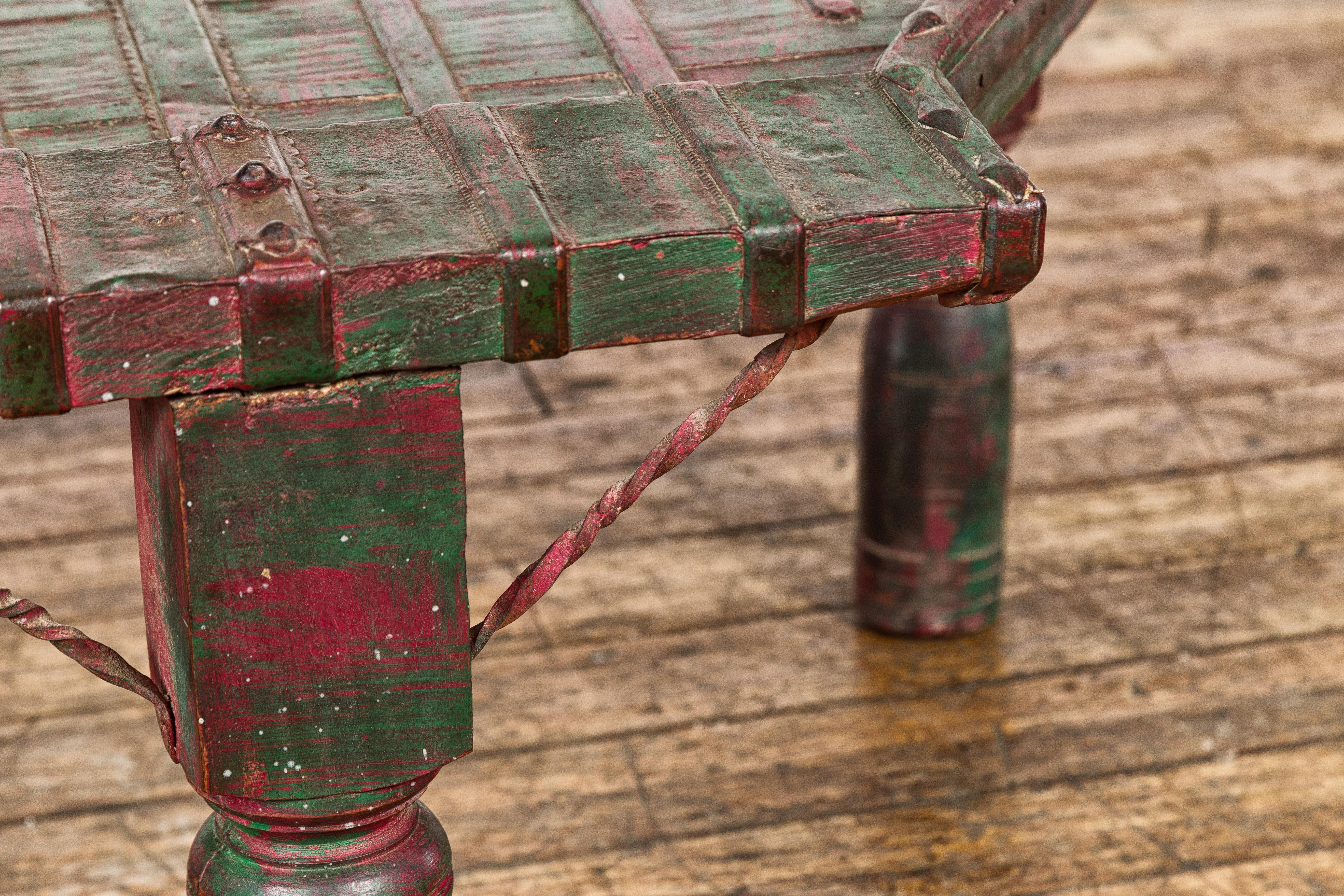 Table basse rustique laquée rouge et verte, pieds balustres tournés et fer en vente 5