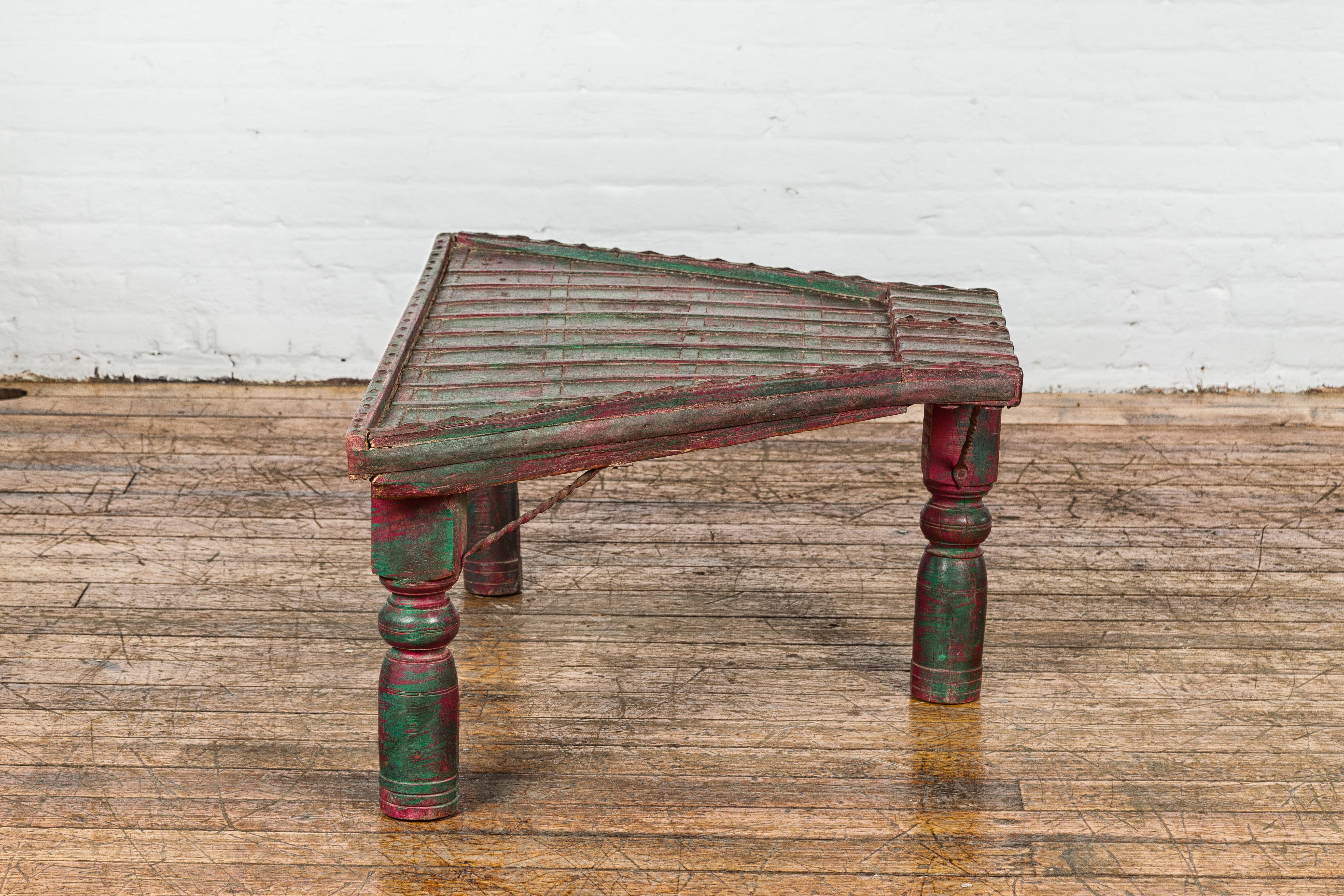 Table basse rustique laquée rouge et verte, pieds balustres tournés et fer en vente 7