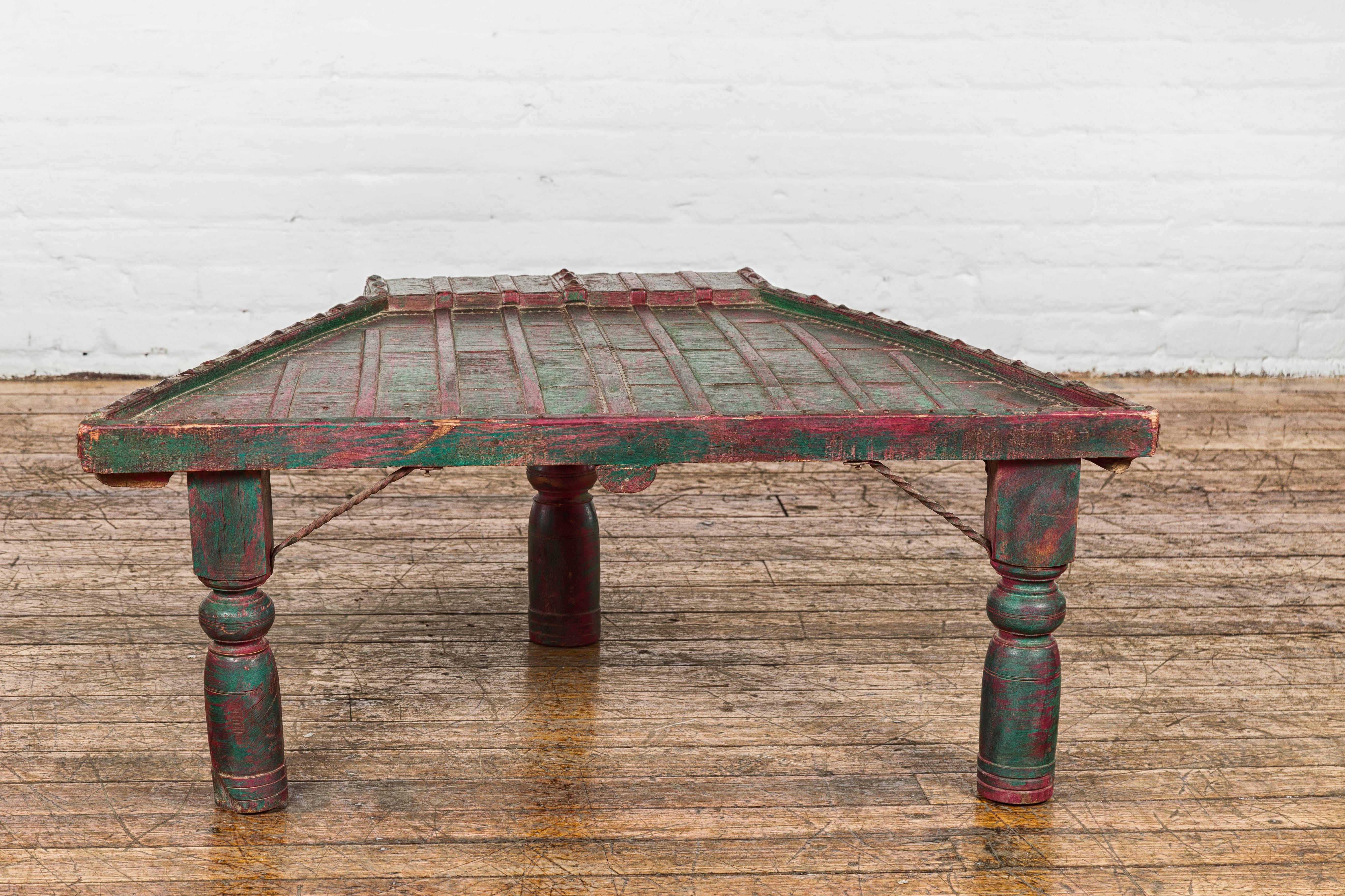 Table basse rustique laquée rouge et verte, pieds balustres tournés et fer en vente 8