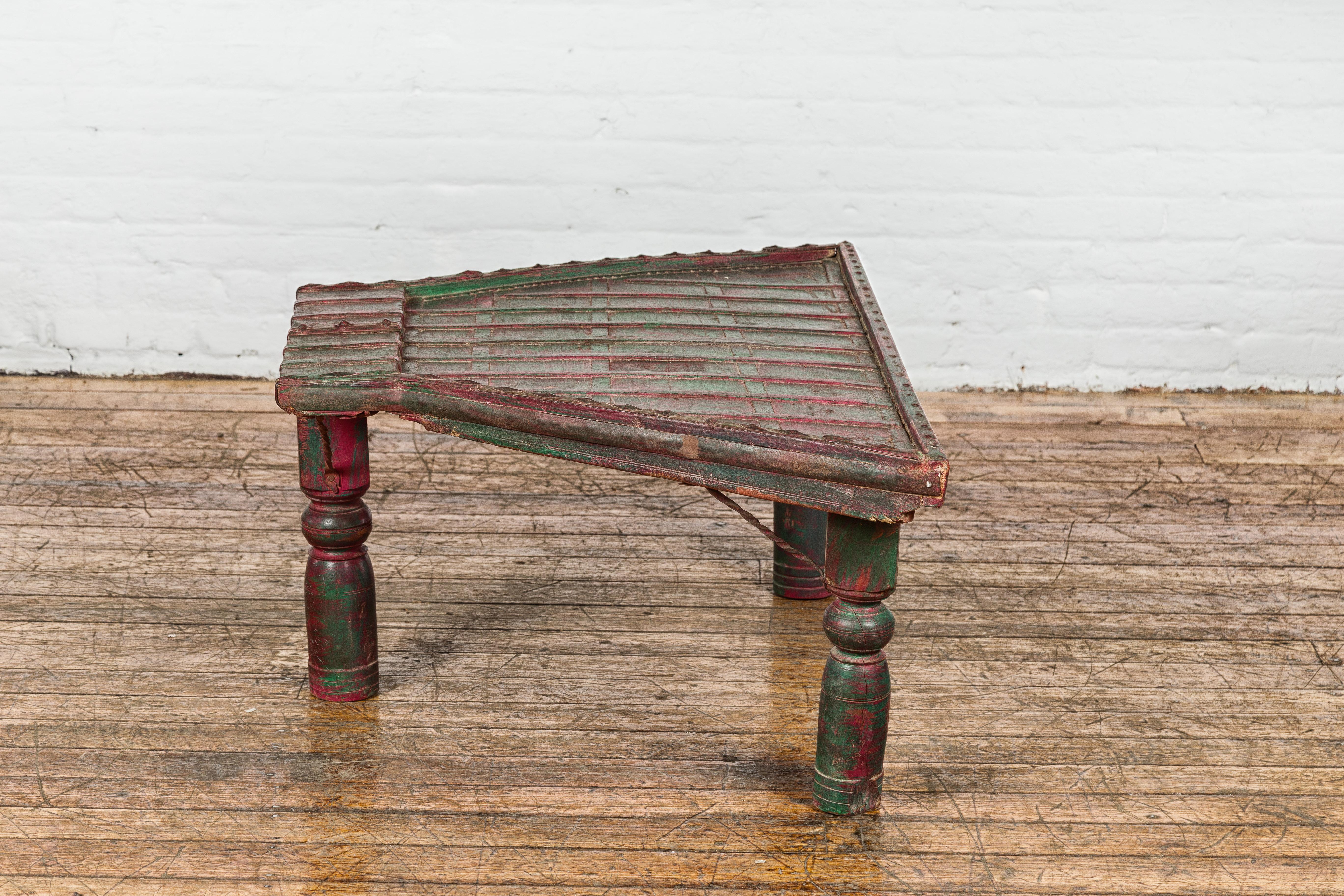 Table basse rustique laquée rouge et verte, pieds balustres tournés et fer en vente 9