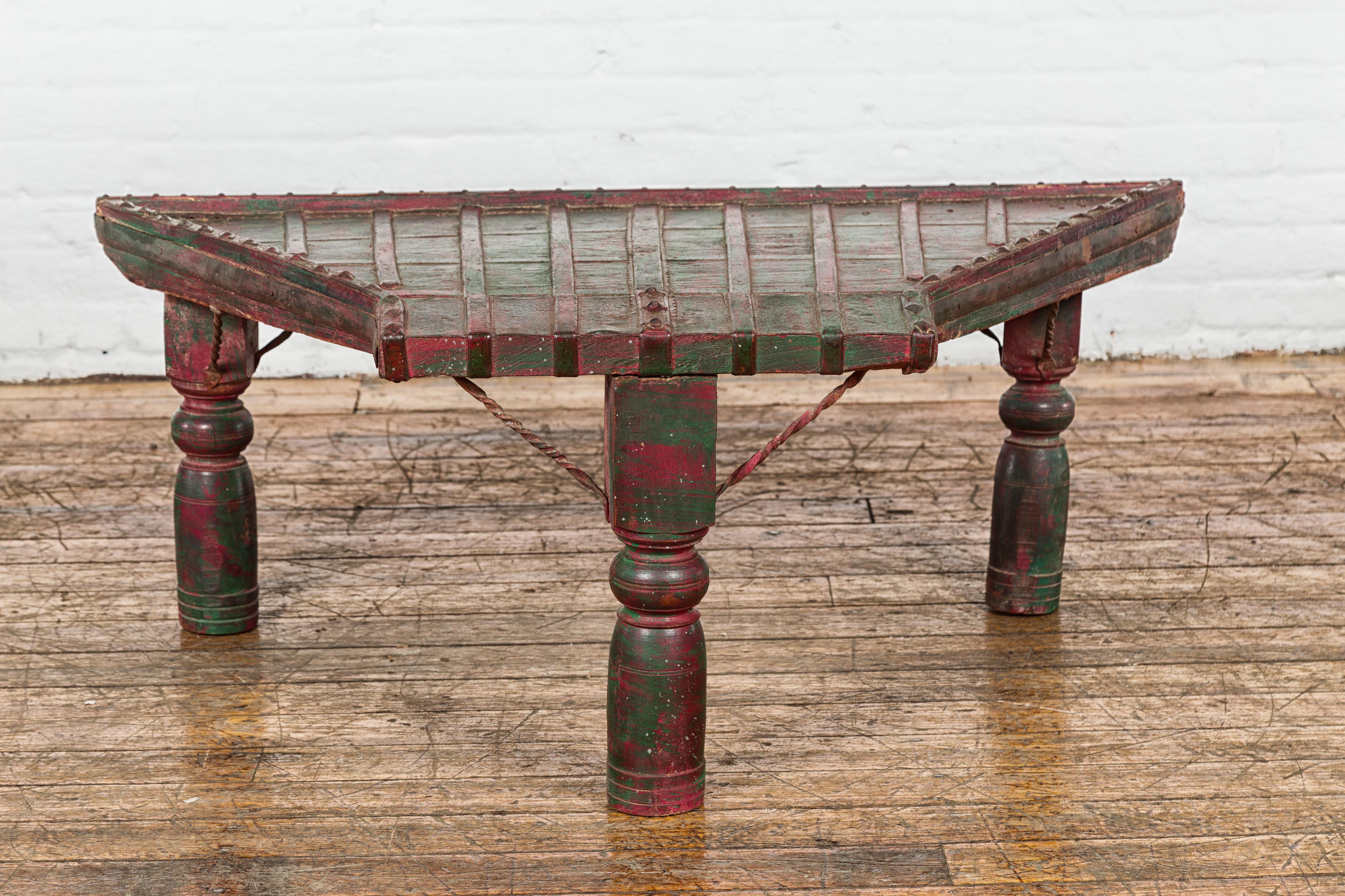 Rustique Table basse rustique laquée rouge et verte, pieds balustres tournés et fer en vente