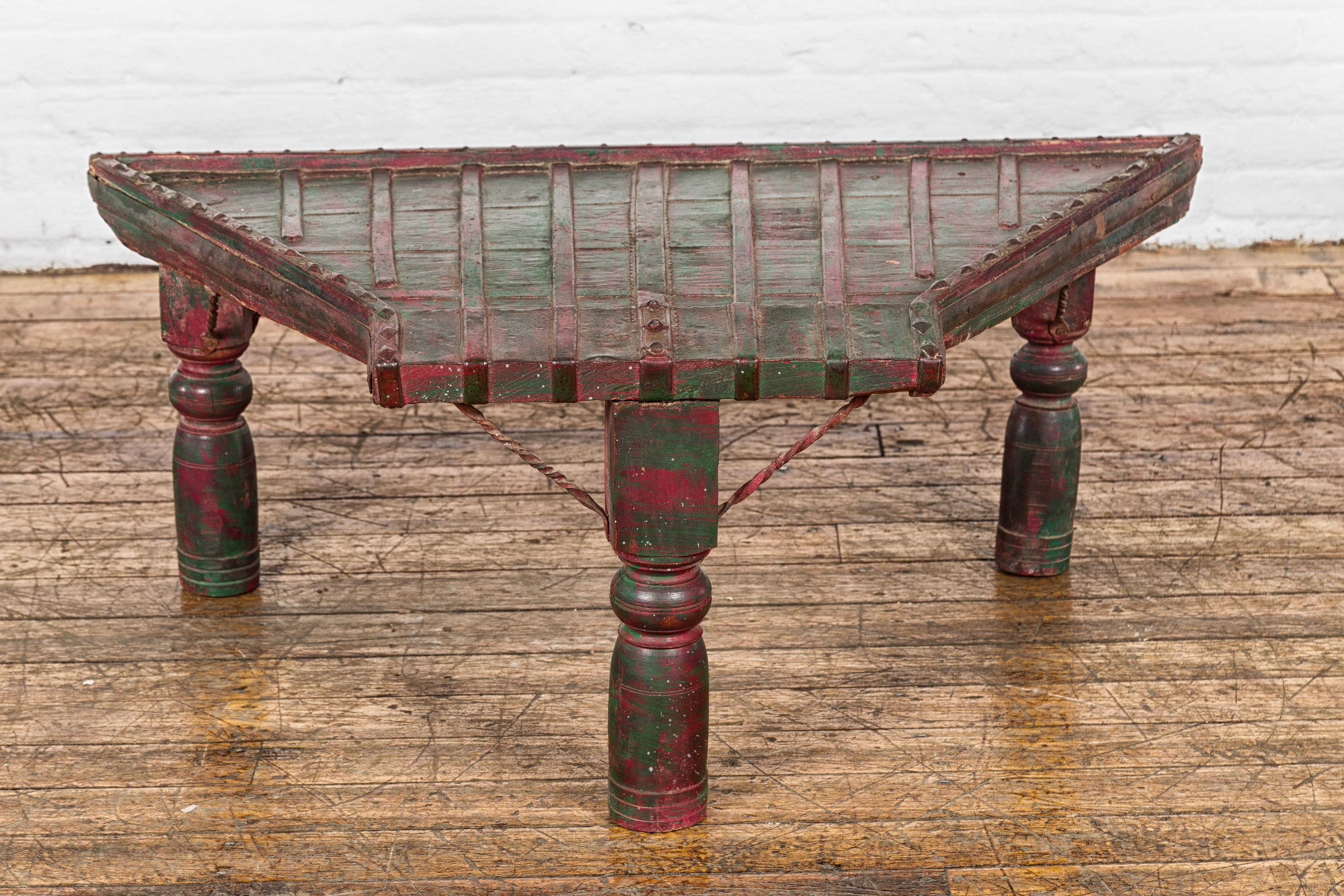Indien Table basse rustique laquée rouge et verte, pieds balustres tournés et fer en vente