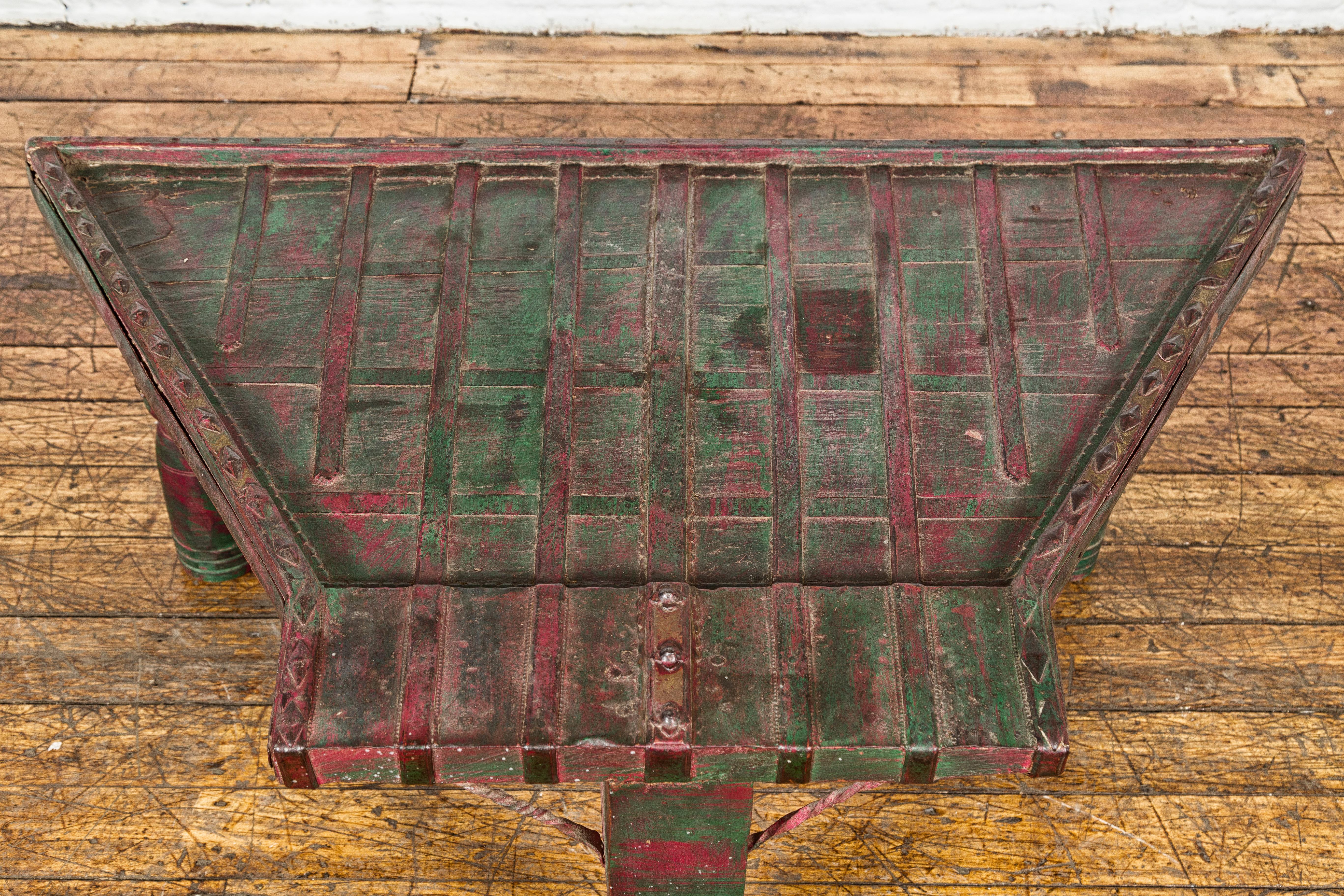 Sculpté Table basse rustique laquée rouge et verte, pieds balustres tournés et fer en vente