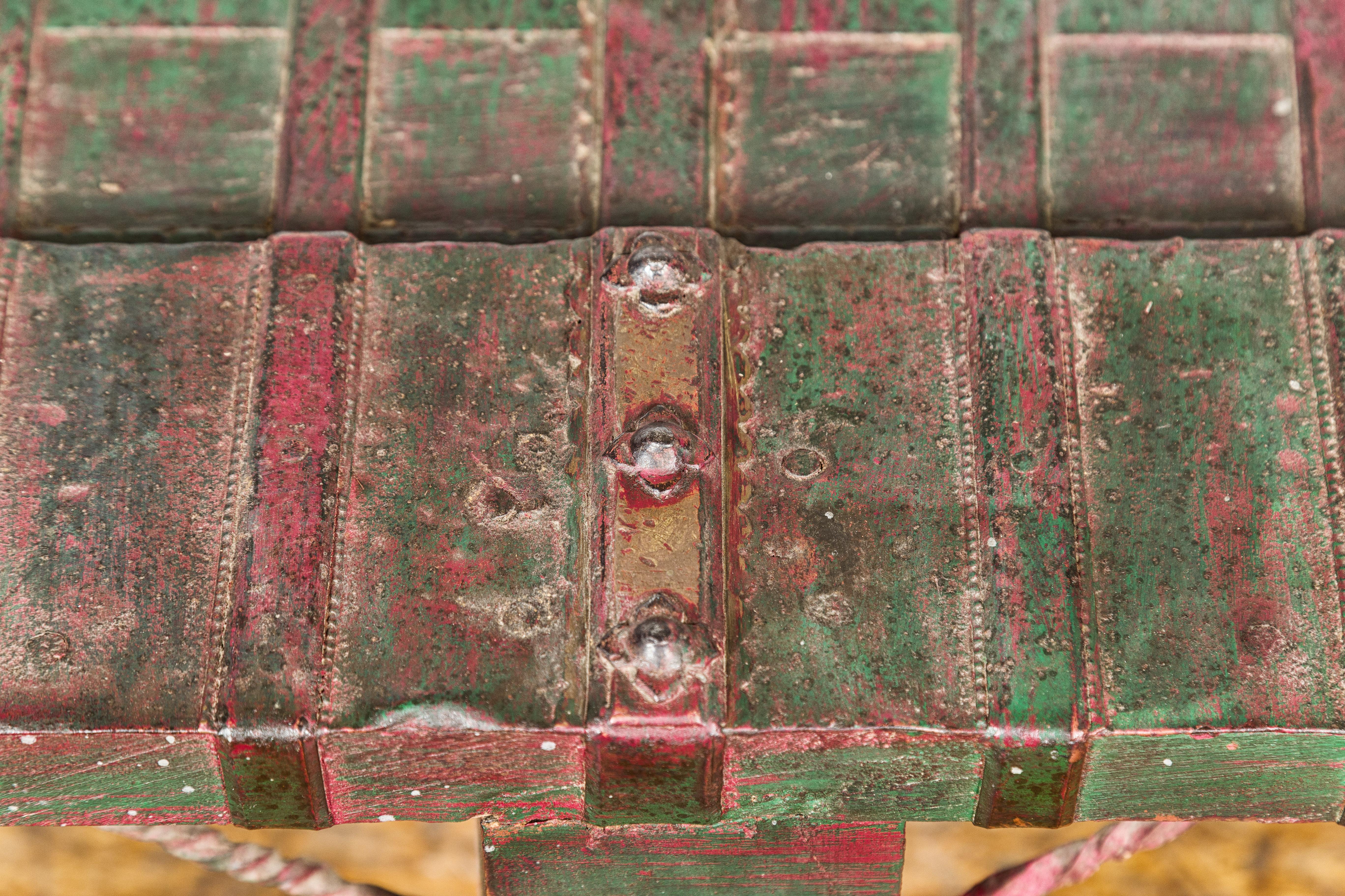 Table basse rustique laquée rouge et verte, pieds balustres tournés et fer en vente 1