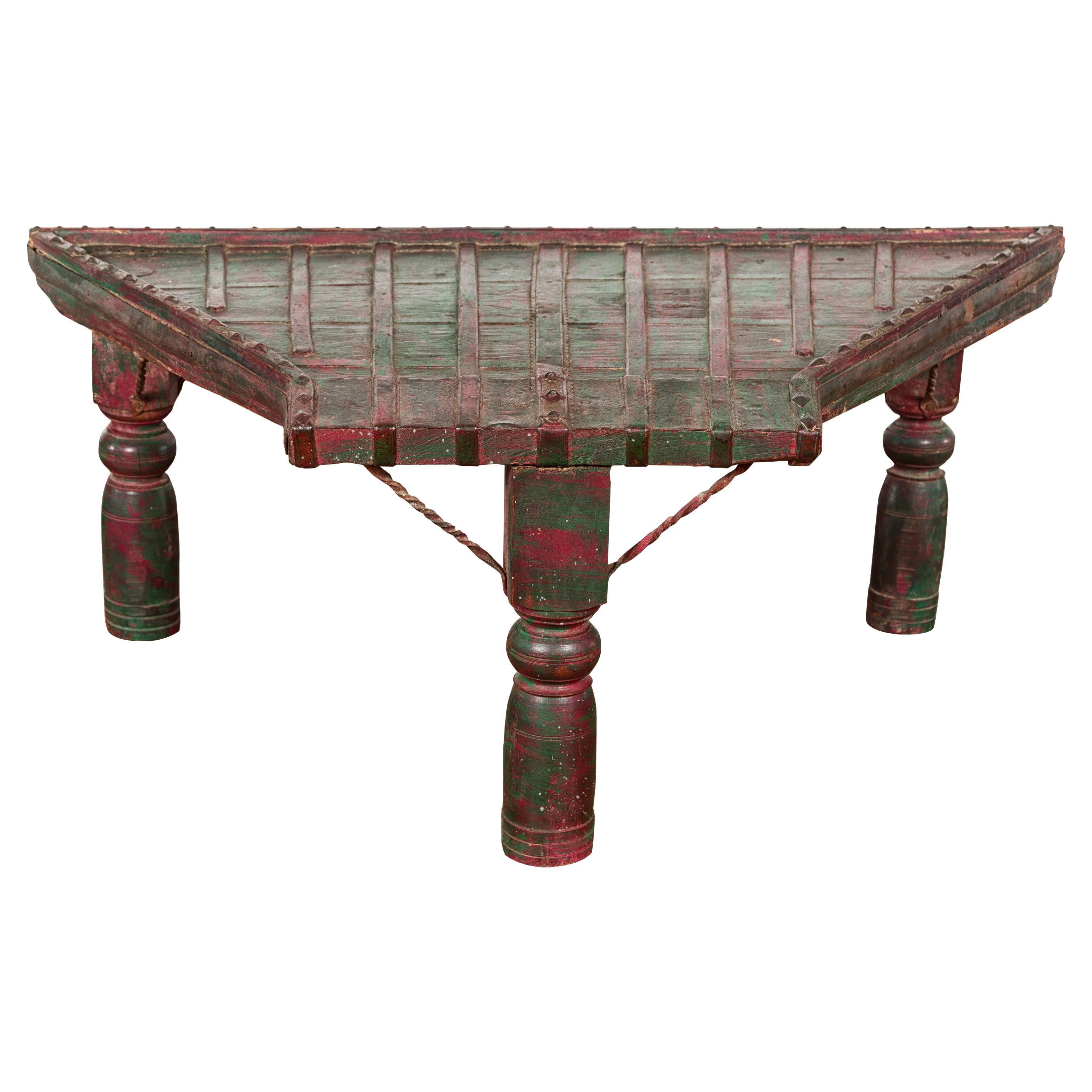 Table basse rustique laquée rouge et verte, pieds balustres tournés et fer en vente