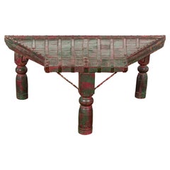 Table basse rustique laquée rouge et verte, pieds balustres tournés et fer