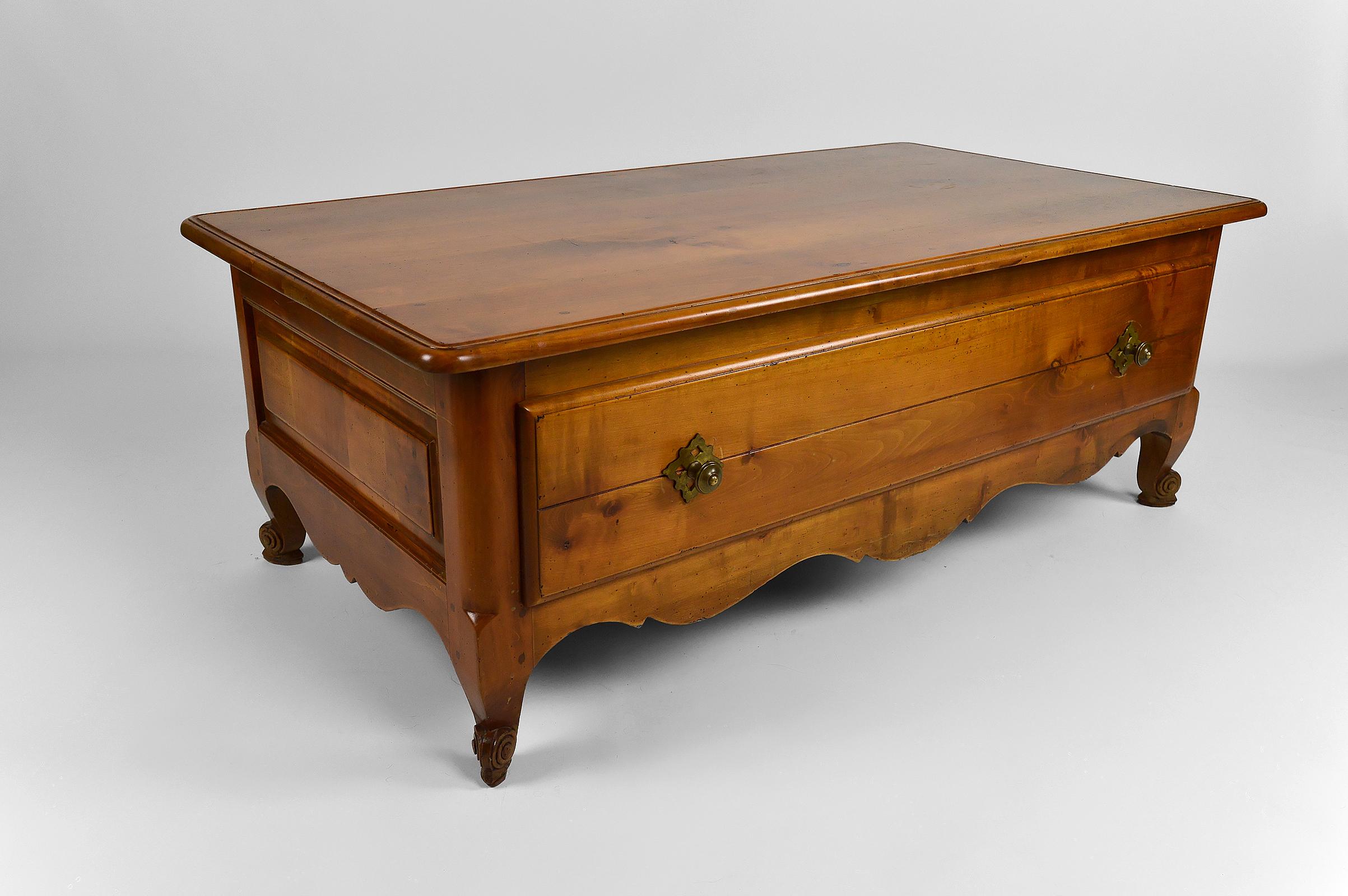 Large coffee table composed of a sliding top and a large drawer.
Brass handles. Varnished cherry structure. Oak drawer.

Rustic / Classic / Regency style, France, circa 1980-1990.

Nice build quality.
In used condition.

Dimensions:
height