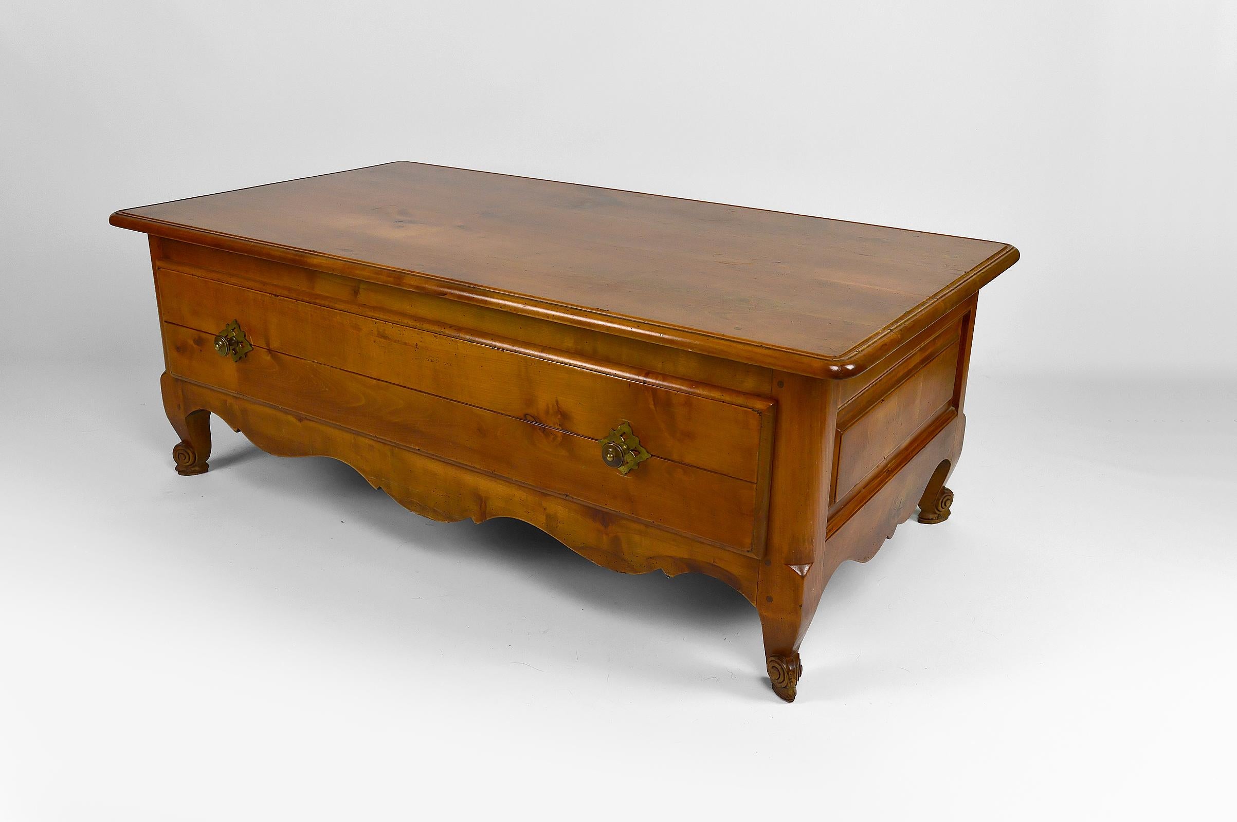 Rustique Table basse rustique avec plateau coulissant, France, datant d'environ 1980 en vente