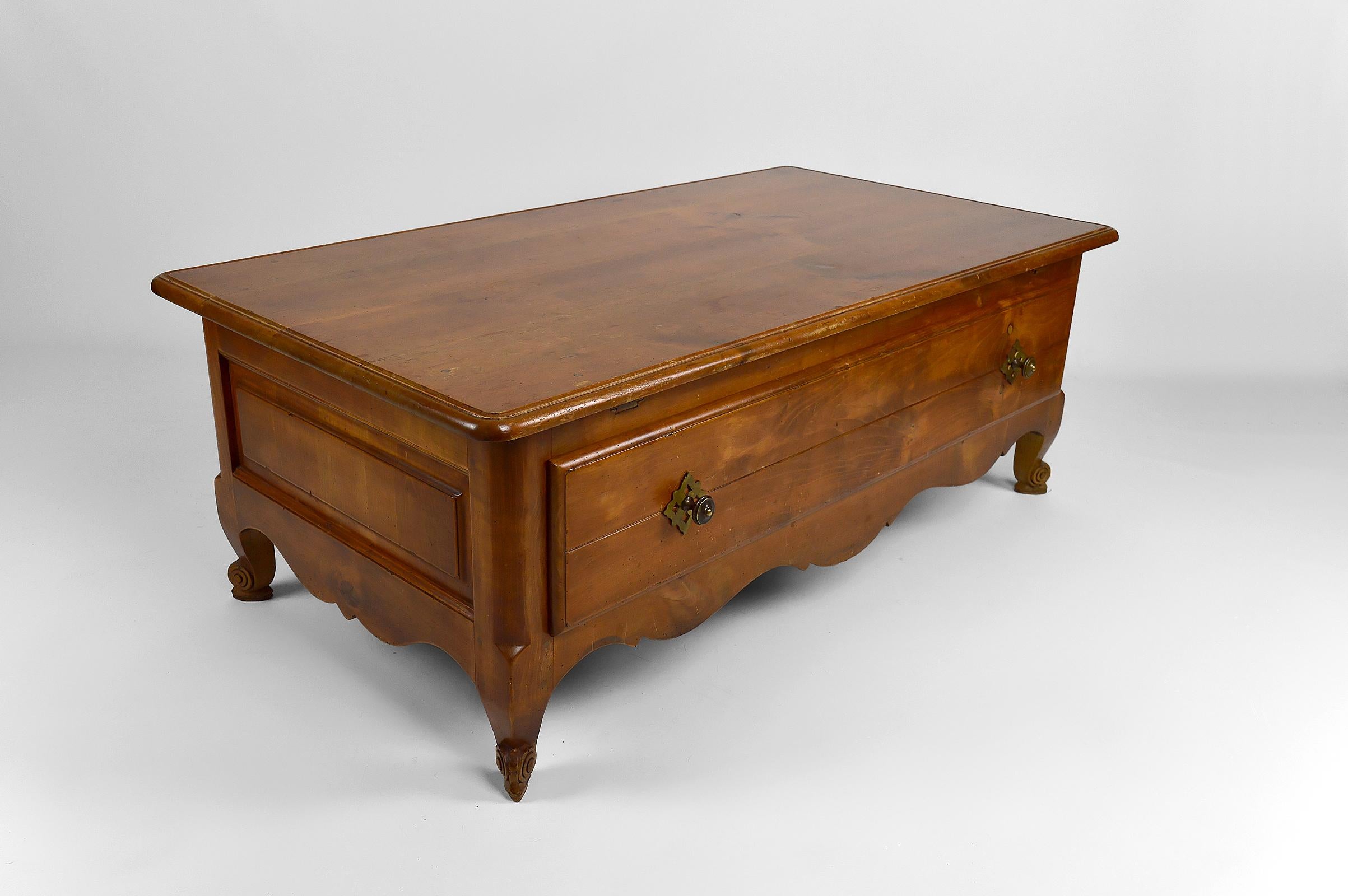 Français Table basse rustique avec plateau coulissant, France, datant d'environ 1980 en vente