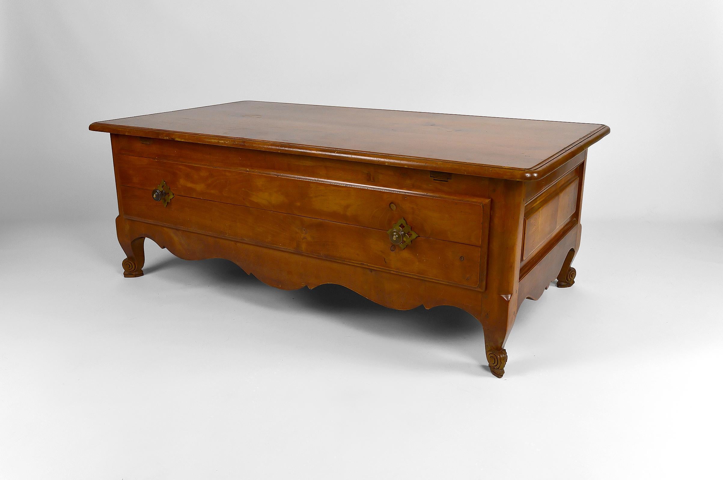 Table basse rustique avec plateau coulissant, France, datant d'environ 1980 Bon état - En vente à VÉZELAY, FR