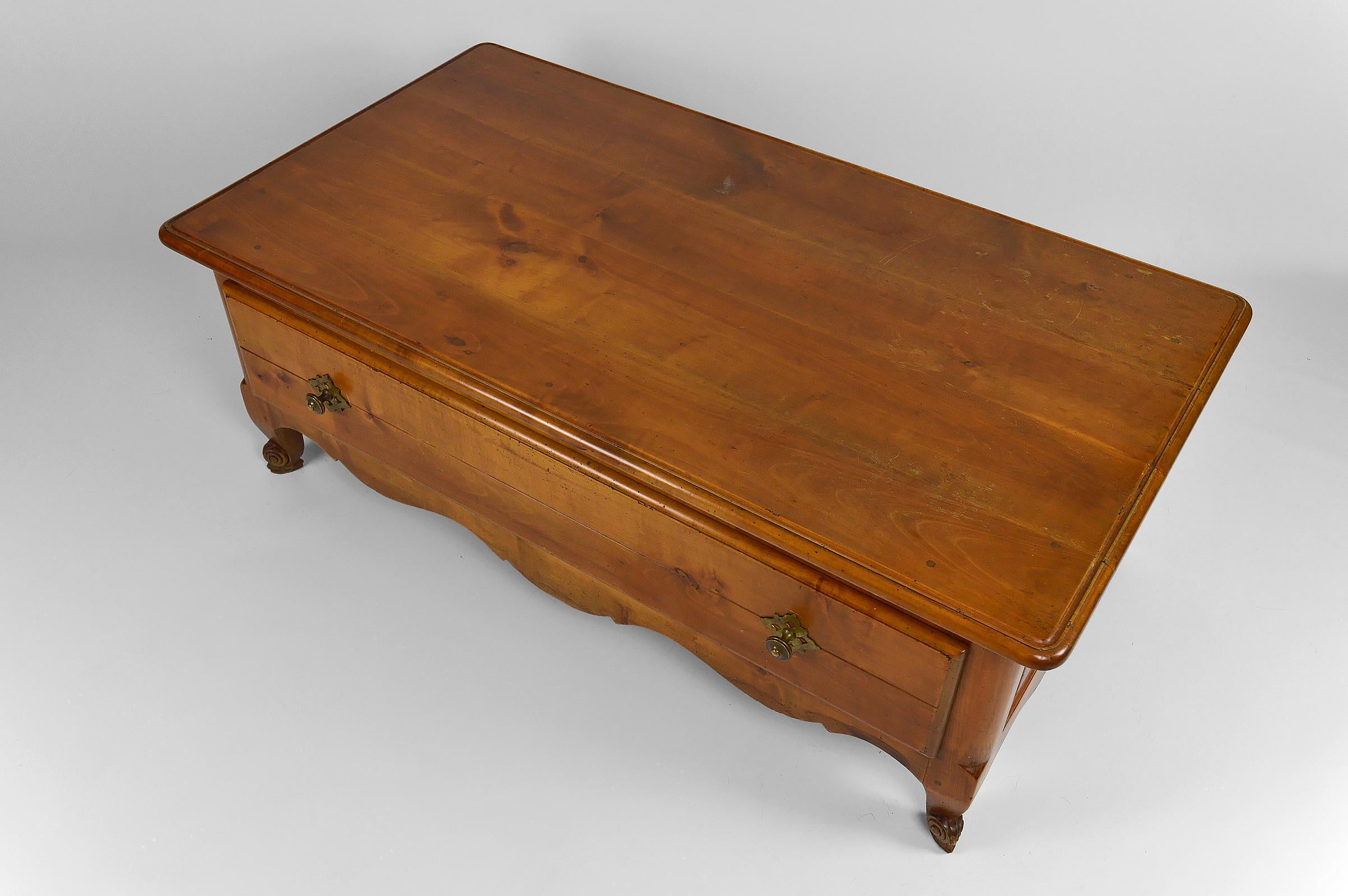 Laiton Table basse rustique avec plateau coulissant, France, datant d'environ 1980 en vente