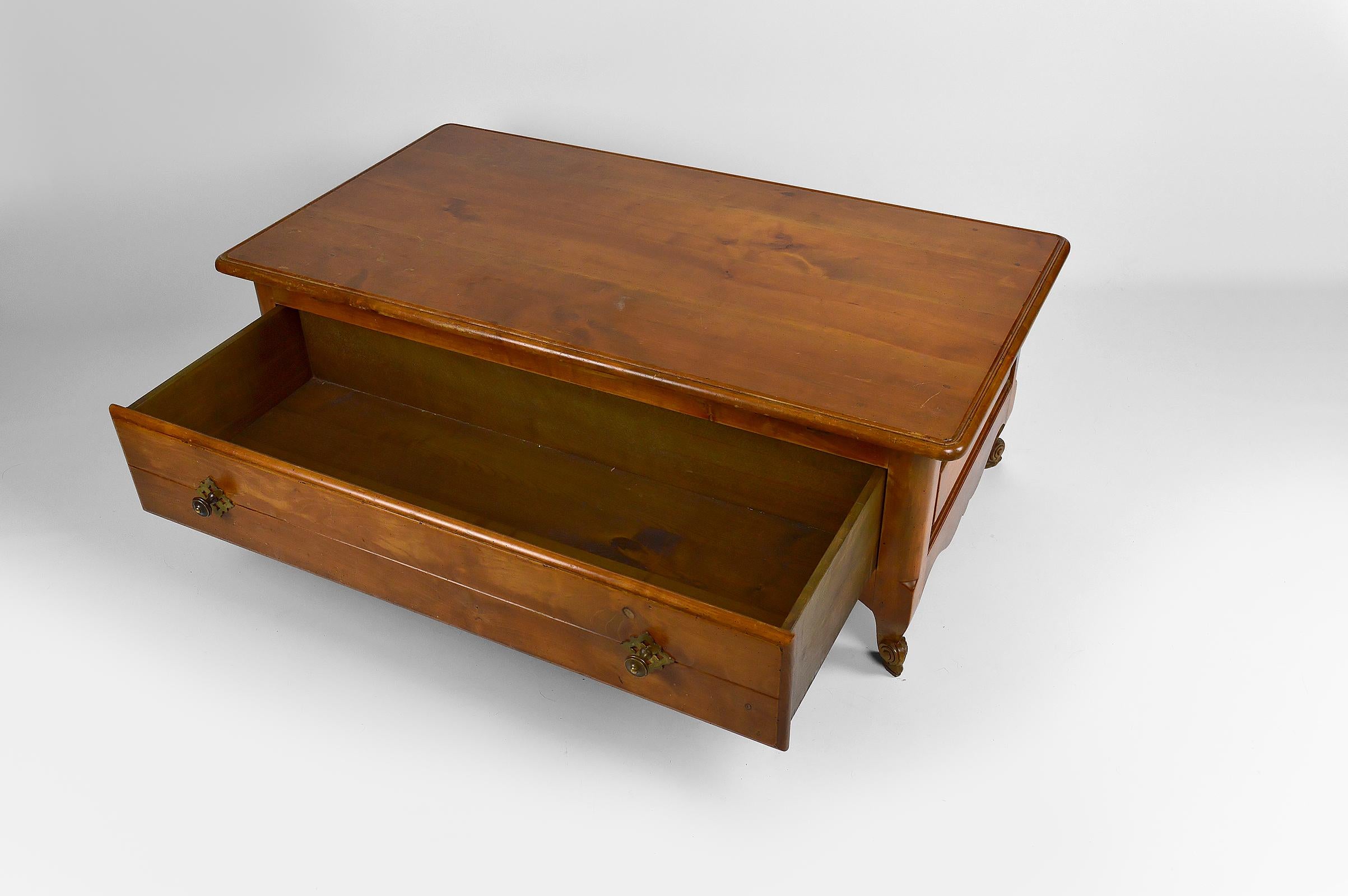 Table basse rustique avec plateau coulissant, France, datant d'environ 1980 en vente 1
