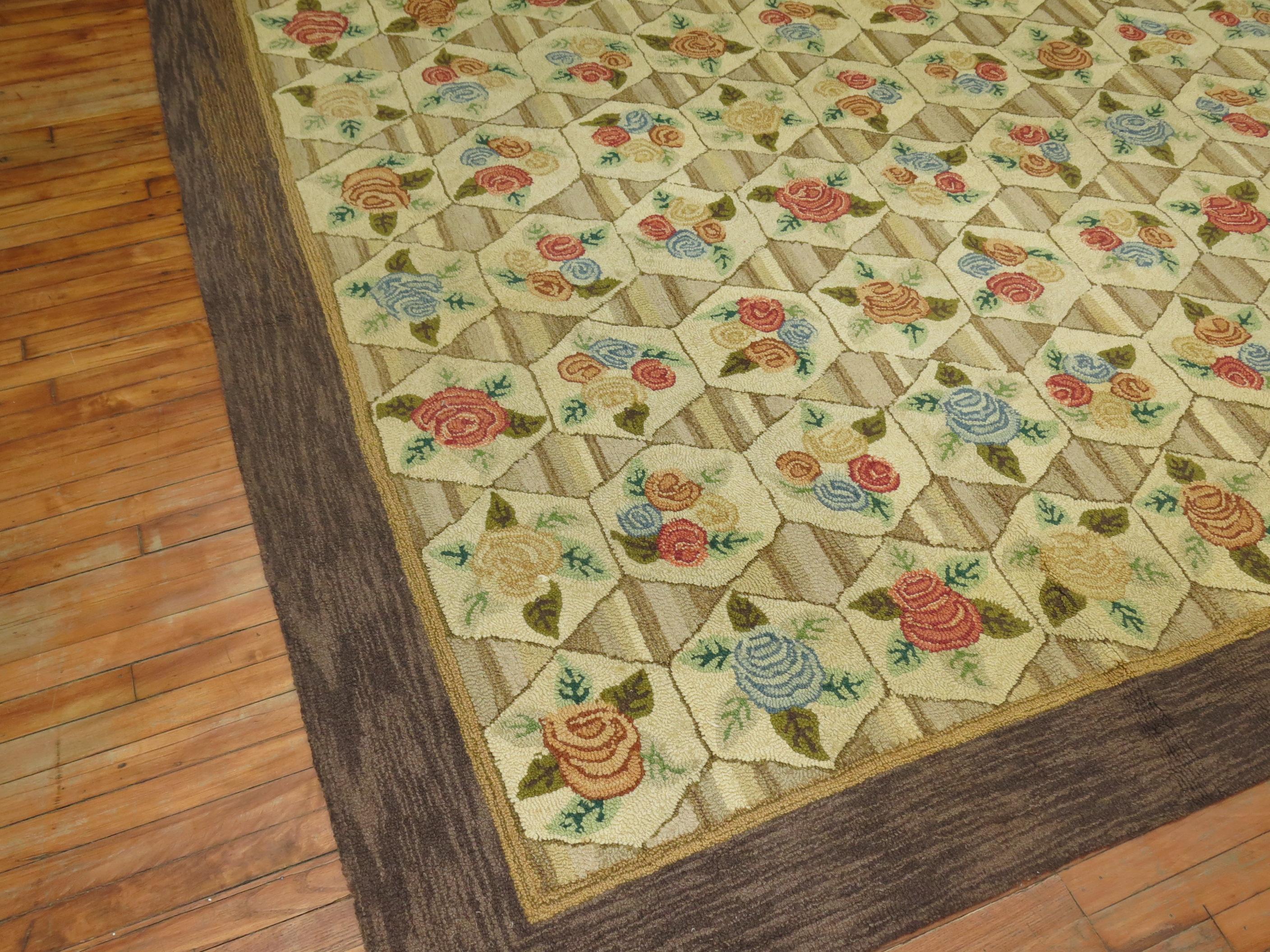 Rustikaler amerikanischer Hooked-Teppich mit farbigem Blumenmotiv, Mitte des 20. Jahrhunderts (Amerikanische Klassik) im Angebot