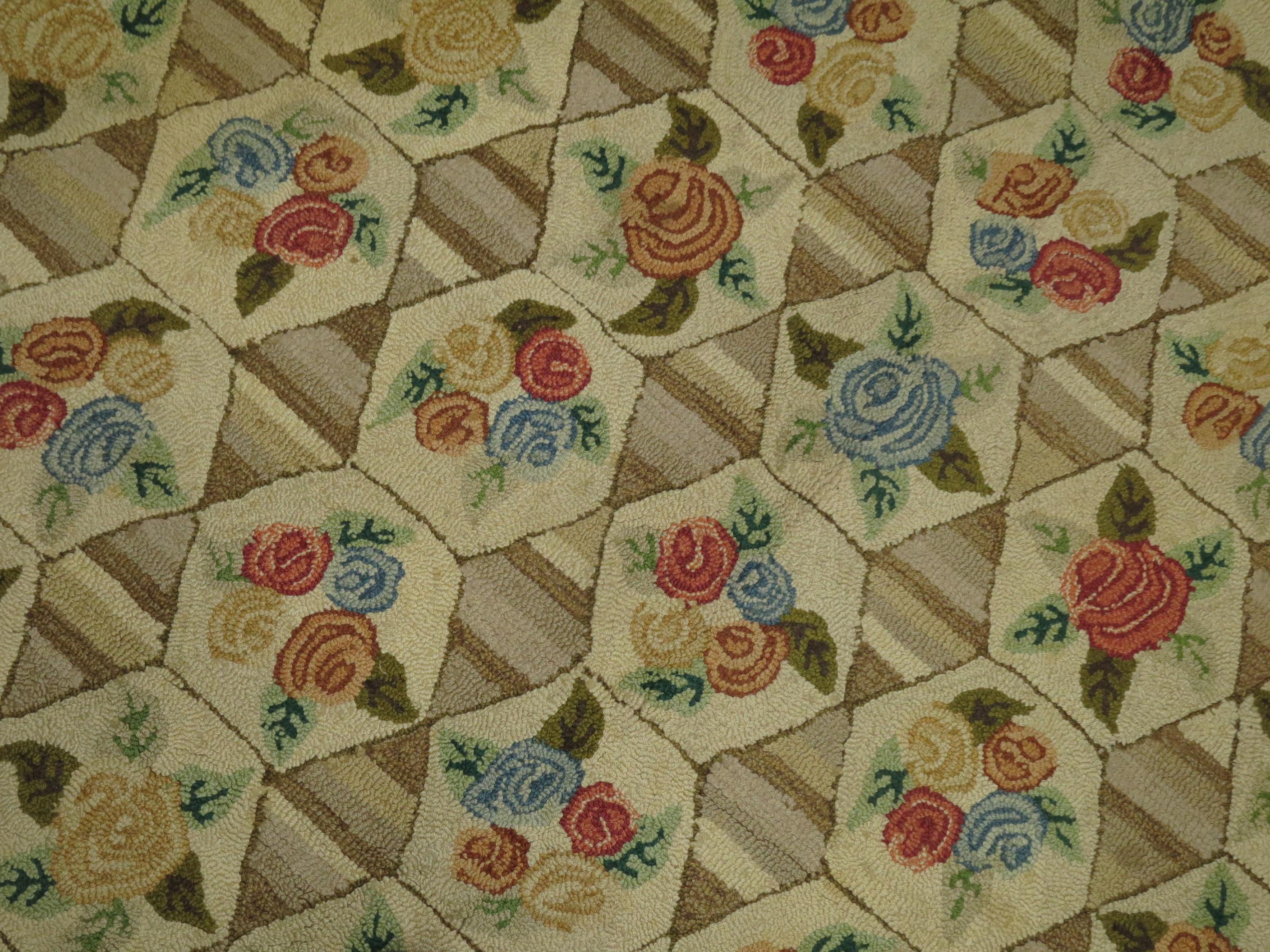 Rustikaler amerikanischer Hooked-Teppich mit farbigem Blumenmotiv, Mitte des 20. Jahrhunderts (Türkisch) im Angebot