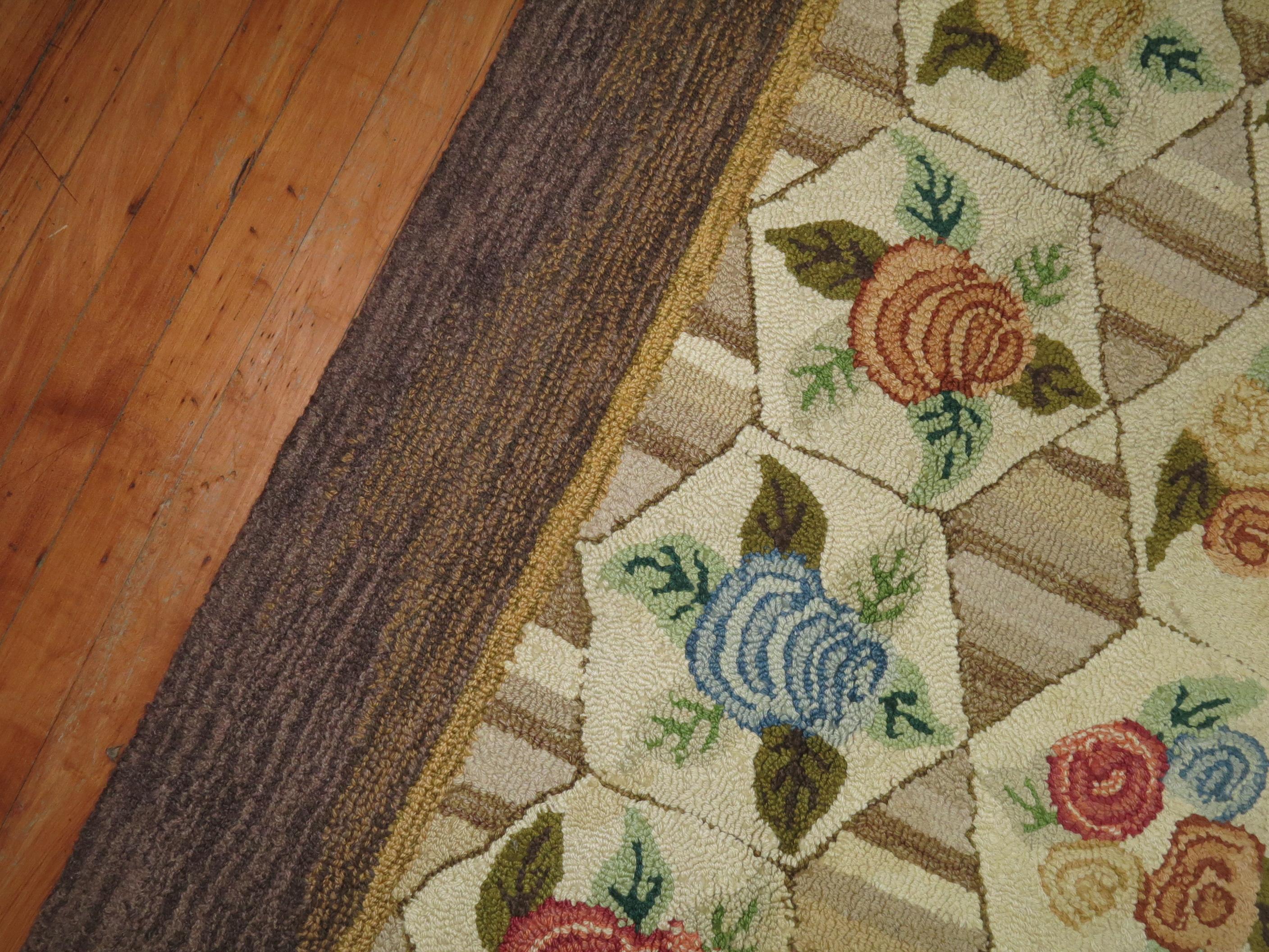 Rustikaler amerikanischer Hooked-Teppich mit farbigem Blumenmotiv, Mitte des 20. Jahrhunderts (Handgeknüpft) im Angebot