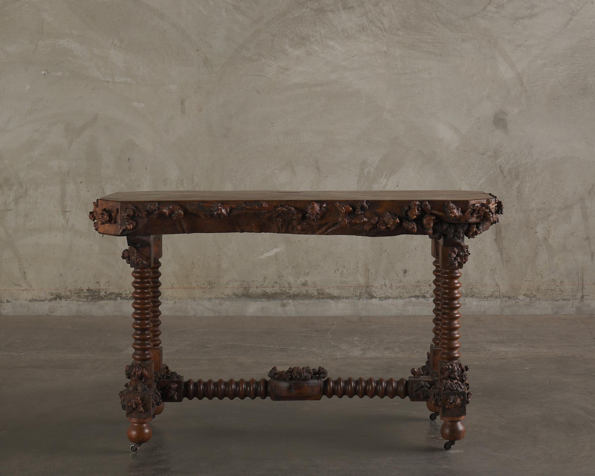 Questa console è assolutamente perfetta. È in condizioni meravigliose e rappresenta una dichiarazione così forte.  È stata a lungo apprezzata e apprezzata dal signor Sondheimer che l'ha posseduta per molti anni.