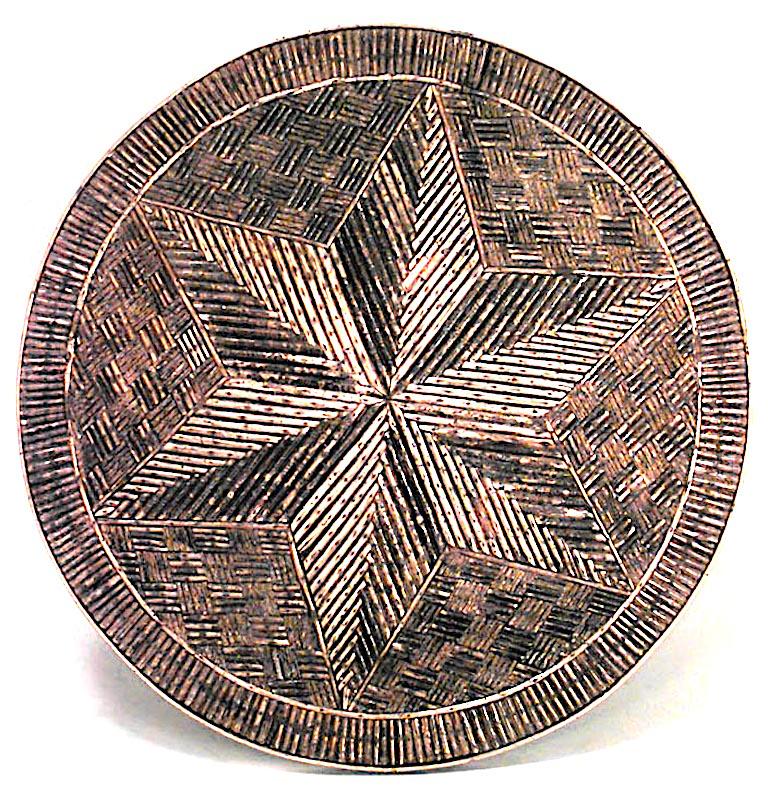 Table d'appoint ronde rustique continentale (19/20e siècle) avec base à piédestal en bois d'orme à motif tourbillonnant et plateau incrusté de brindilles à motif géométrique et étoilé.
