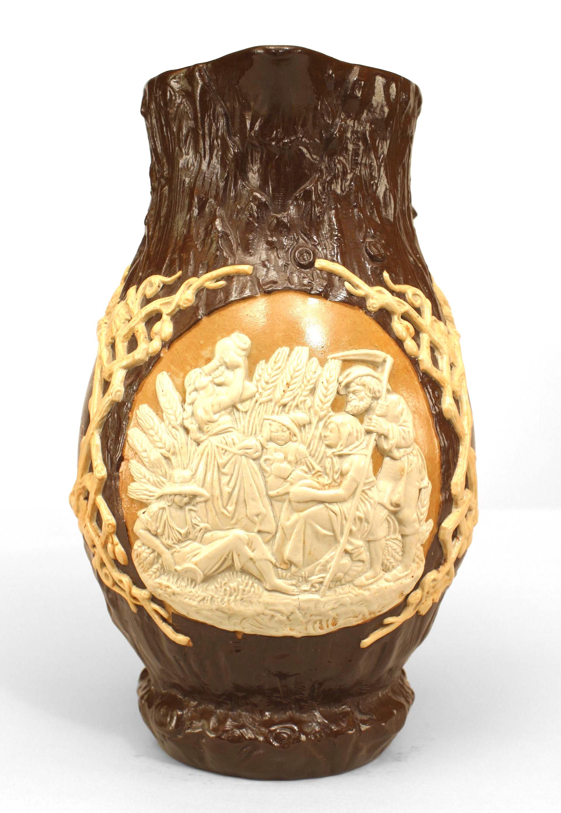 Cántaro rústico de cerámica de imitación madera marrón, de estilo continental, con relieve y escena de campesinos cosechando trigo (marcado: Villeroy & Boch, hacia 1900).