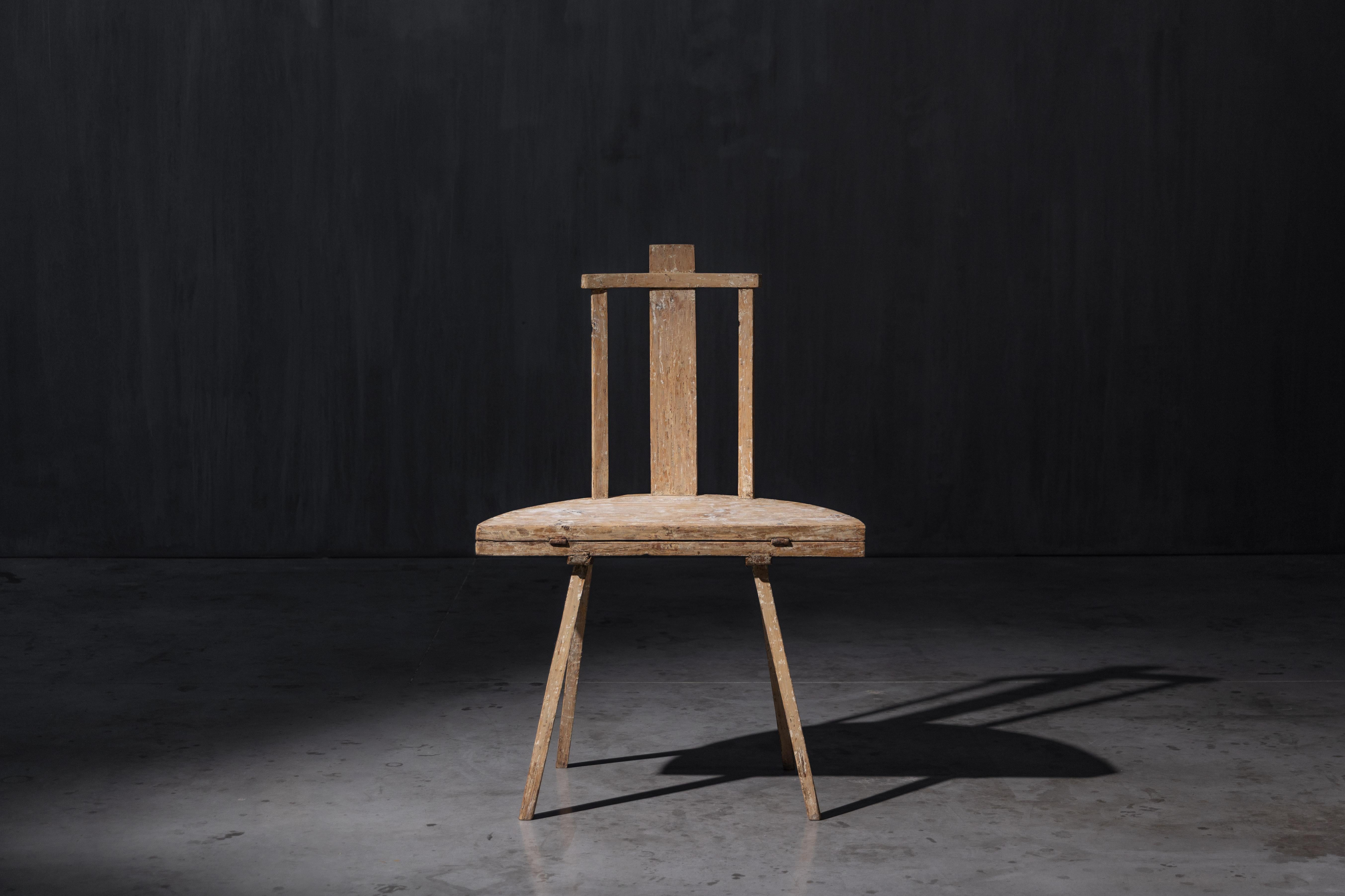 Dieses Stück verbindet den Charme des rustikalen Designs aus dem 19. Jahrhundert mit funktionaler Vielseitigkeit. Auf den ersten Blick präsentiert er sich als charaktervoller Holzstuhl mit alter Patina und markanter Sitzfläche. Mit einem einfachen