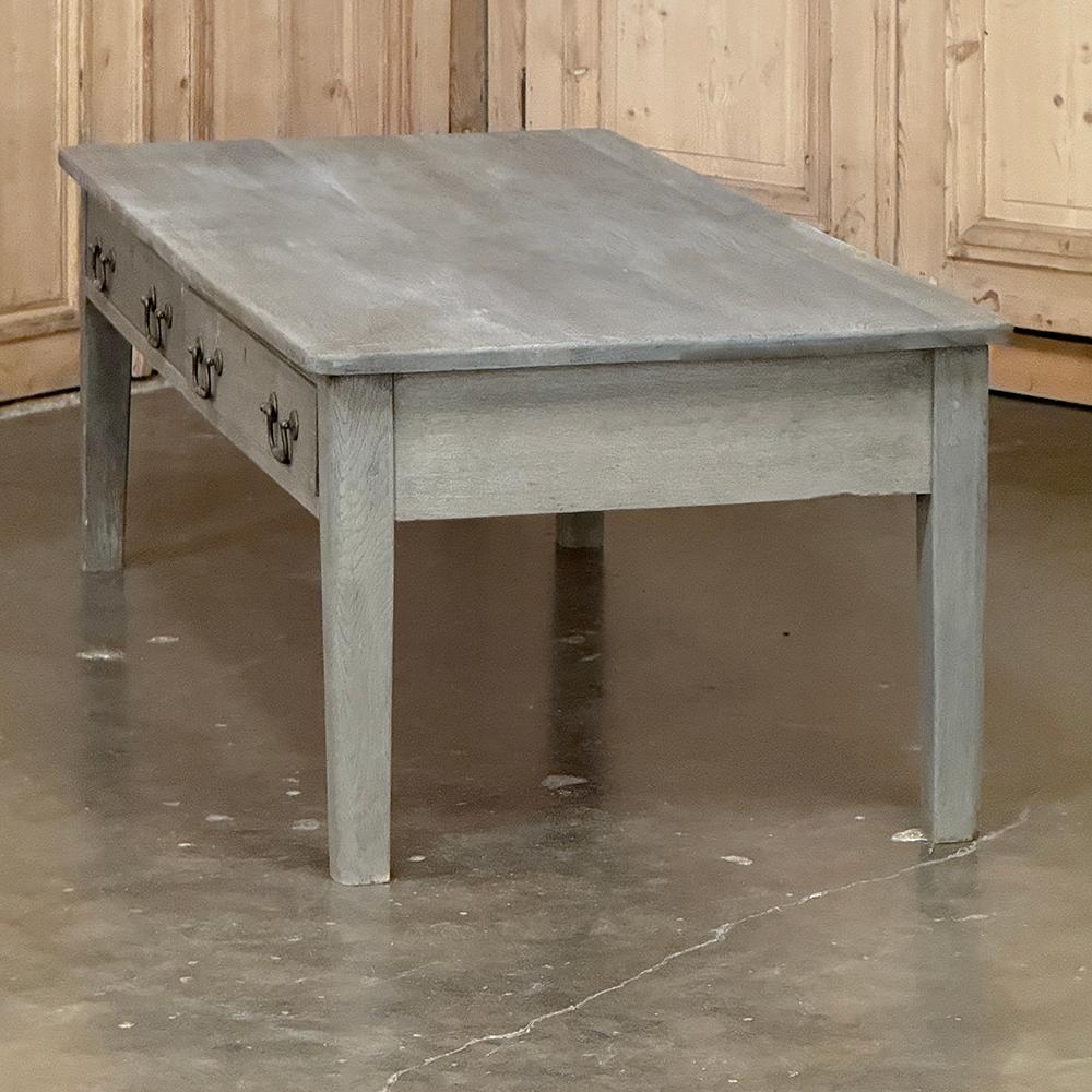Table basse rustique peinte à la française en vente 2