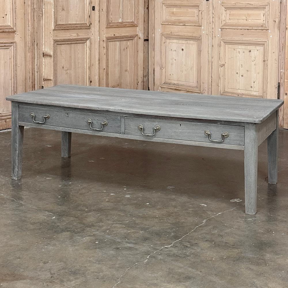La table basse Rustic Country French Painted est un excellent choix pour un décor décontracté !  Des planches d'érable massif forment le plateau, le tablier et les pieds, avec un savoir-faire et un design traditionnels créant un aspect sur mesure. 