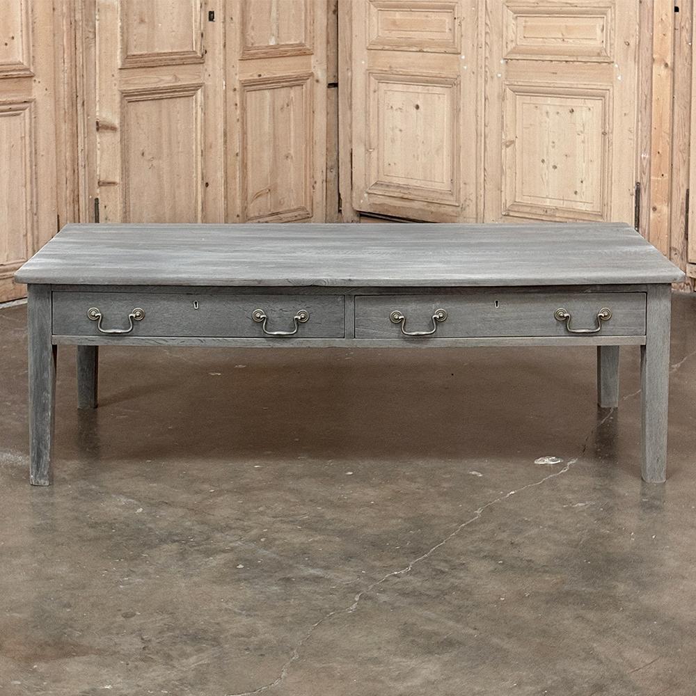 Français Table basse rustique peinte à la française en vente