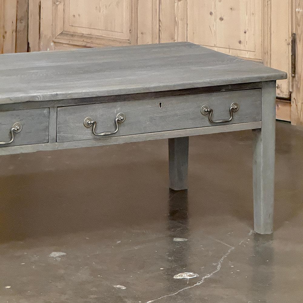 Table basse rustique peinte à la française Bon état - En vente à Dallas, TX