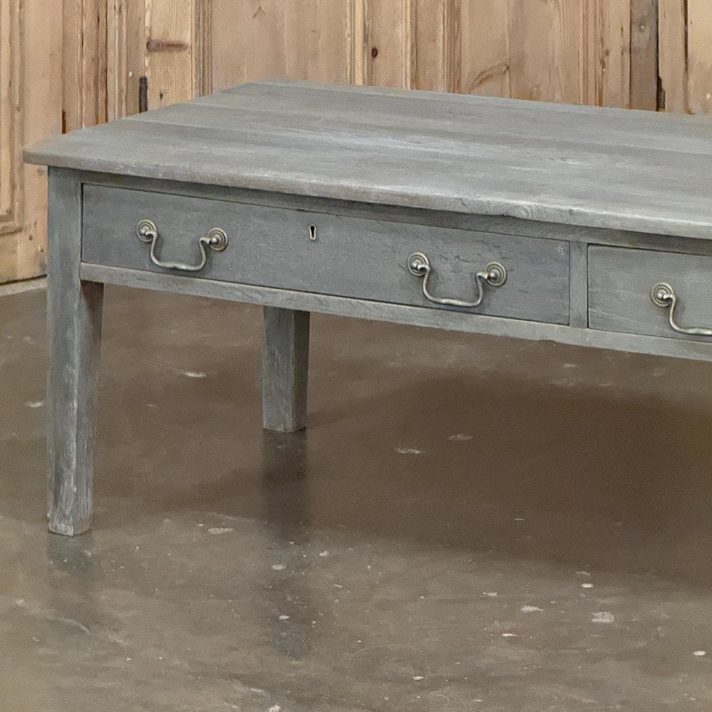 Laiton Table basse rustique peinte à la française en vente