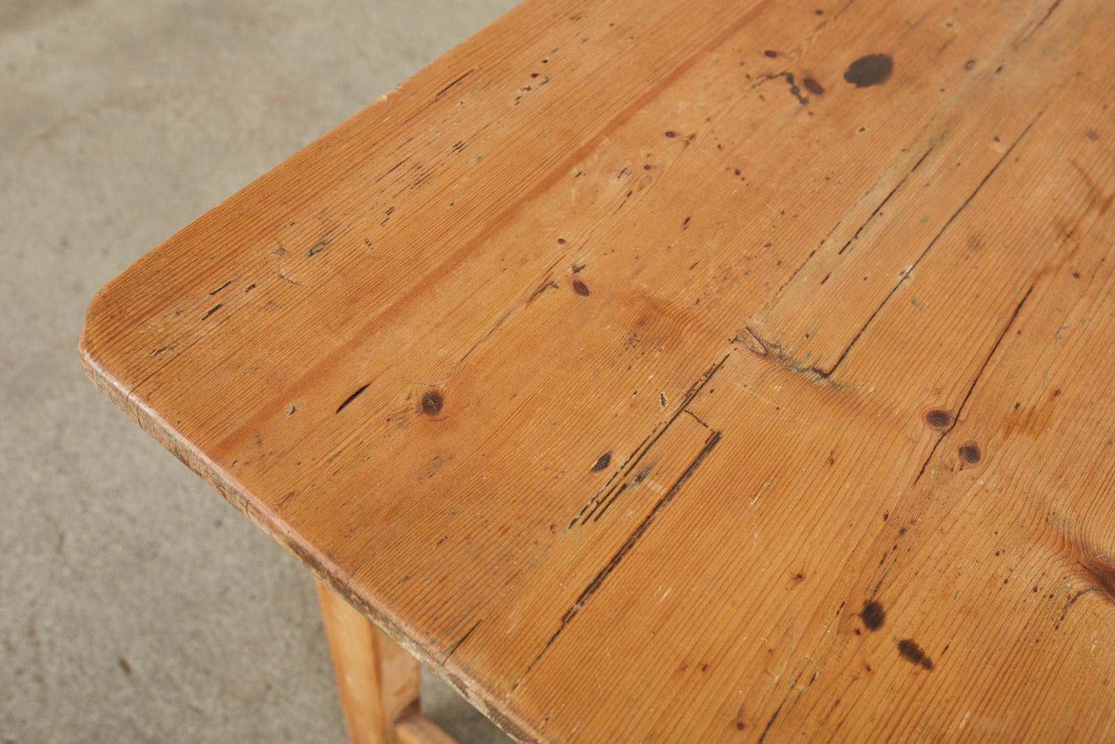 Scrivania o tavolo da scrittura rustico in pino di campagna in vendita 5