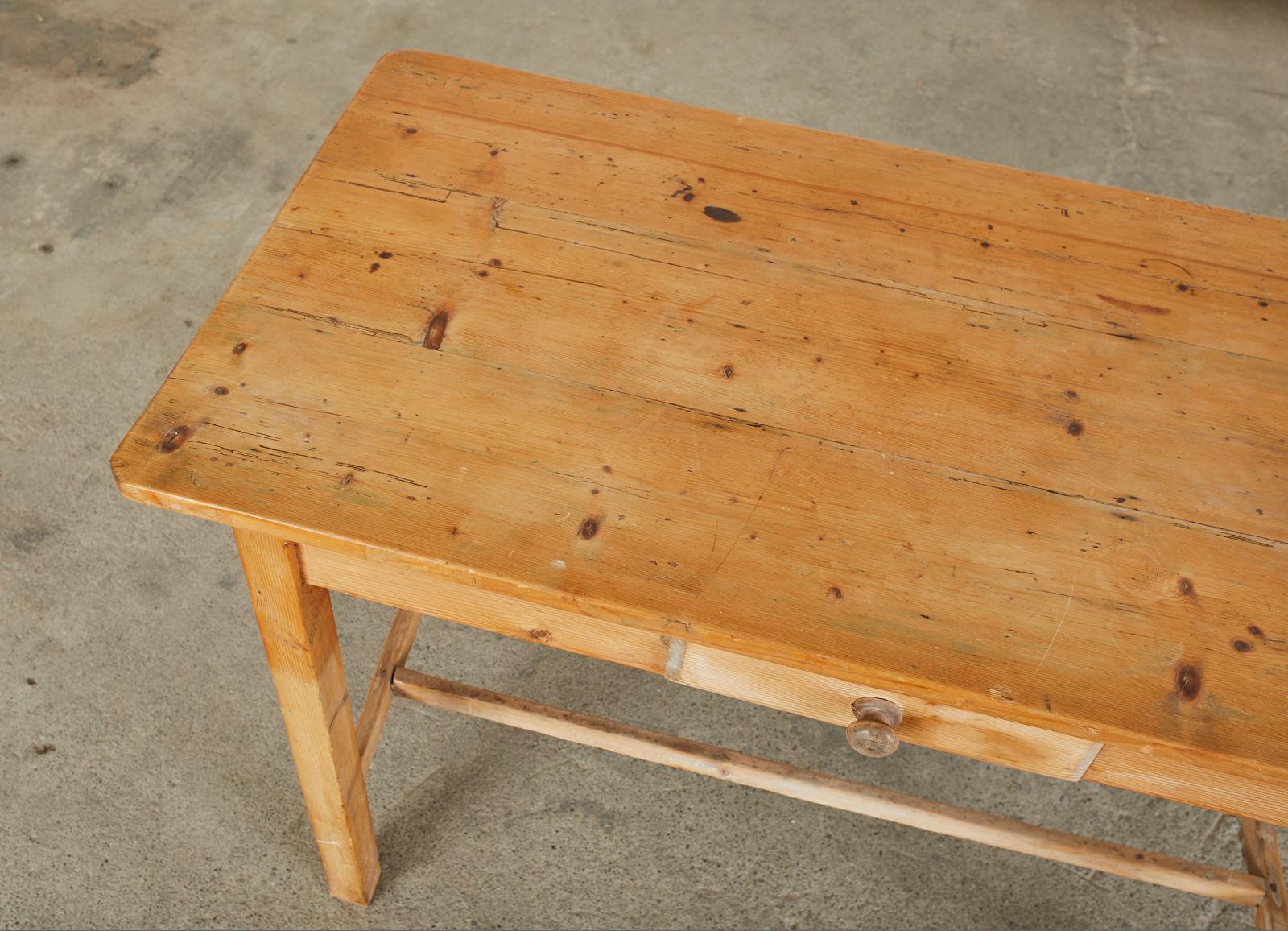 Pino Scrivania o tavolo da scrittura rustico in pino di campagna in vendita