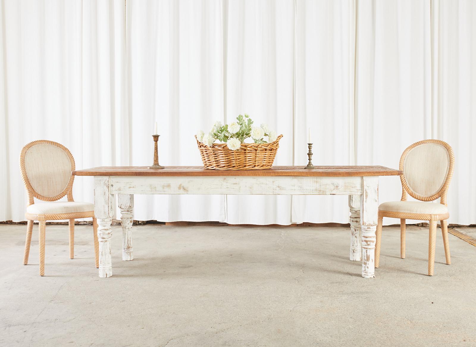 Table de salle à manger rustique de style country américain avec une base peinte. Construit en pin recyclé avec un plateau en planches de 1,5 pouces d'épaisseur et des extrémités en planche à pain. Large espace pour les jambes, mesurant 24,5 pouces