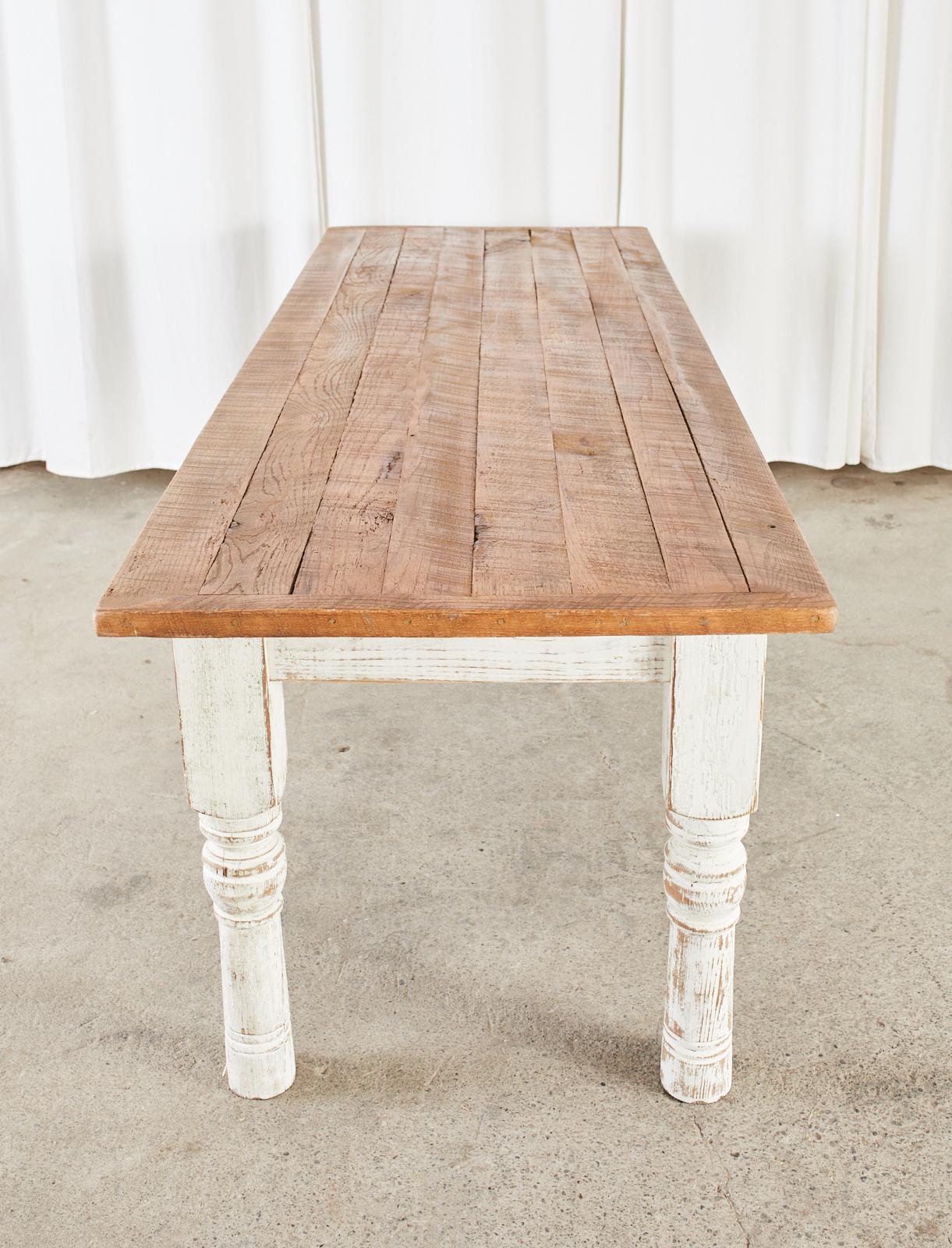 Peint Table à manger rustique de ferme en pin peint et récupéré de style rustique en vente
