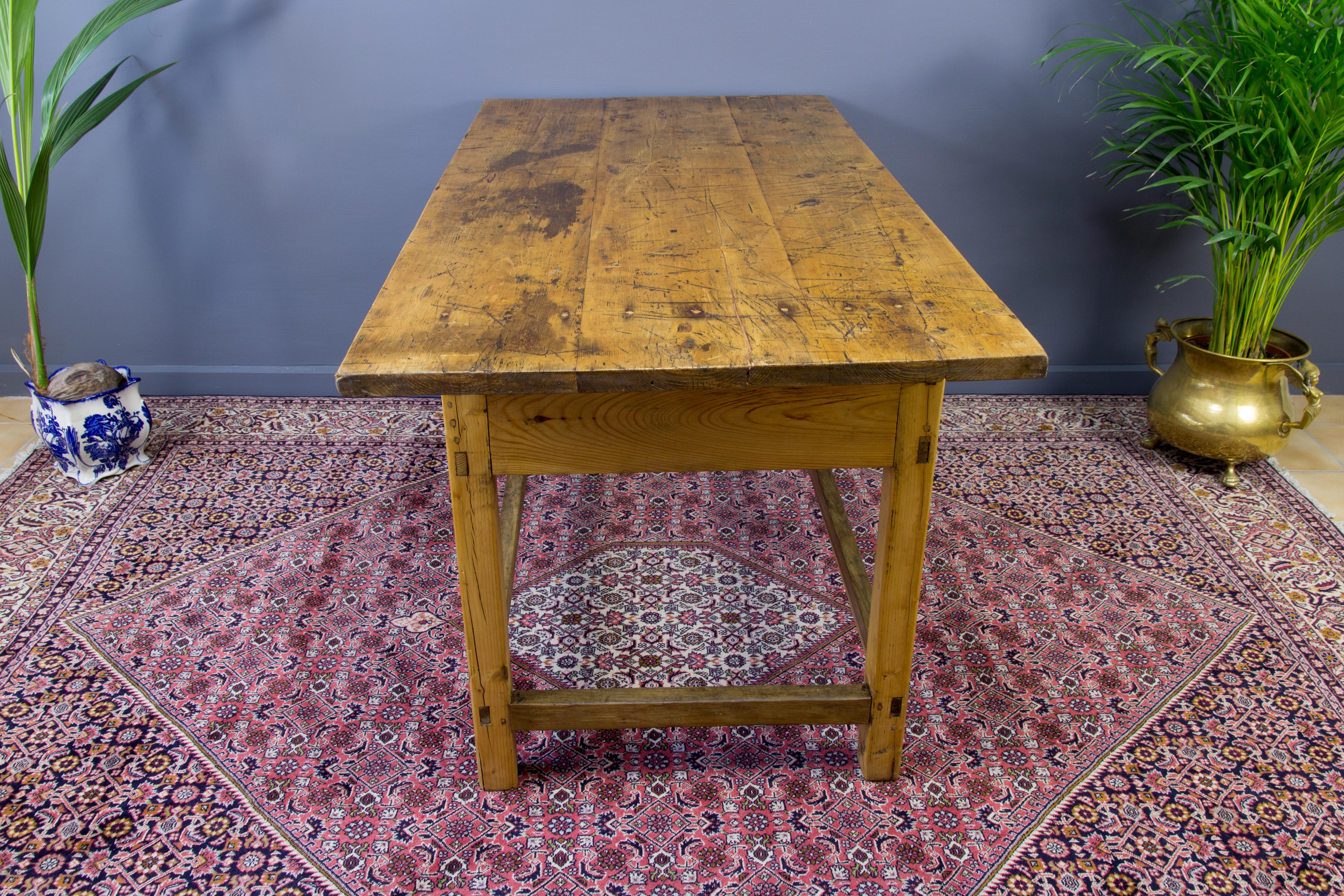 Rustikaler Tisch aus baltischem Kiefernholz im Landhausstil, um 1930 (Holz) im Angebot