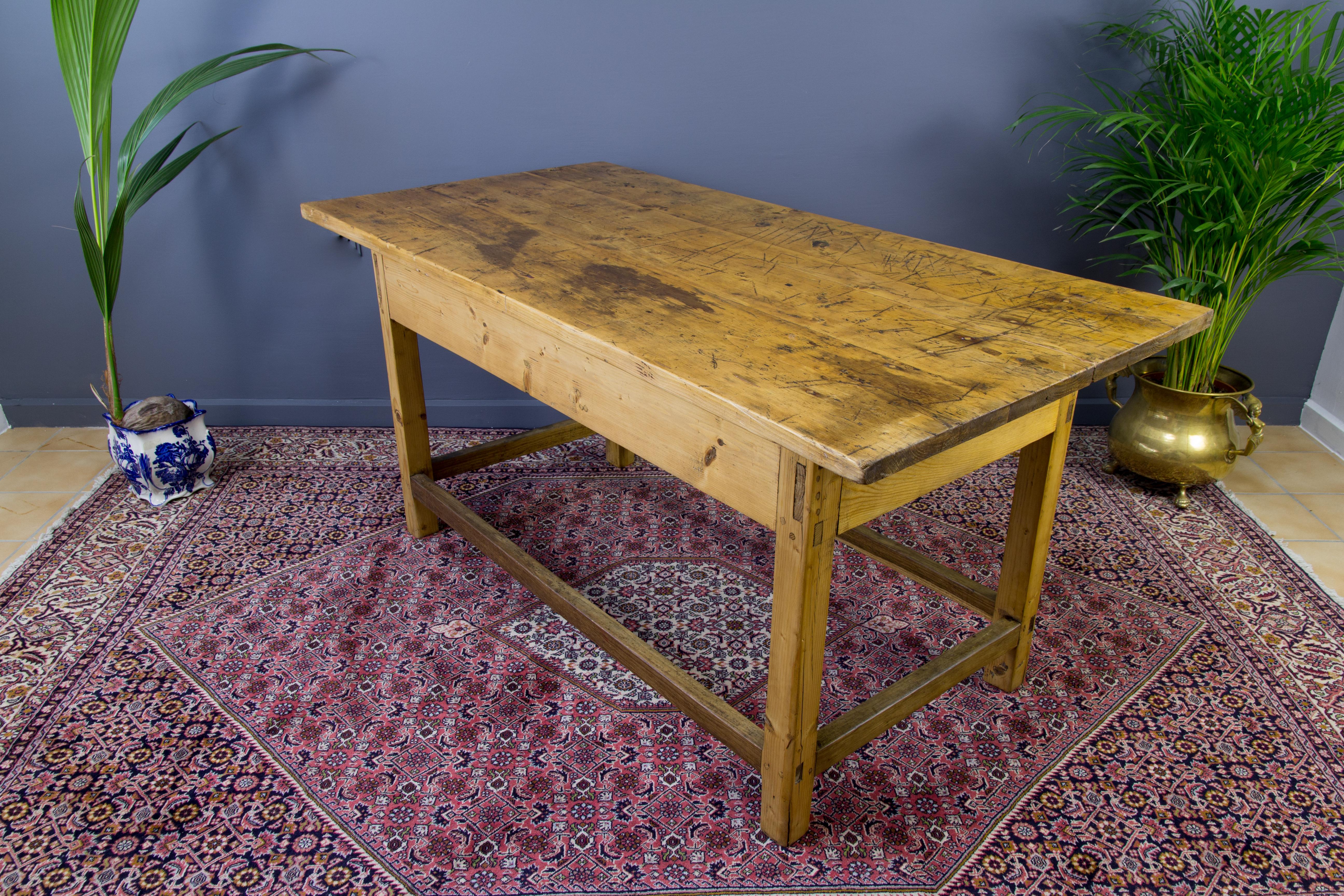 Rustic Country Style Baltic Pine Table, circa 1930s In Good Condition For Sale In Barntrup, DE