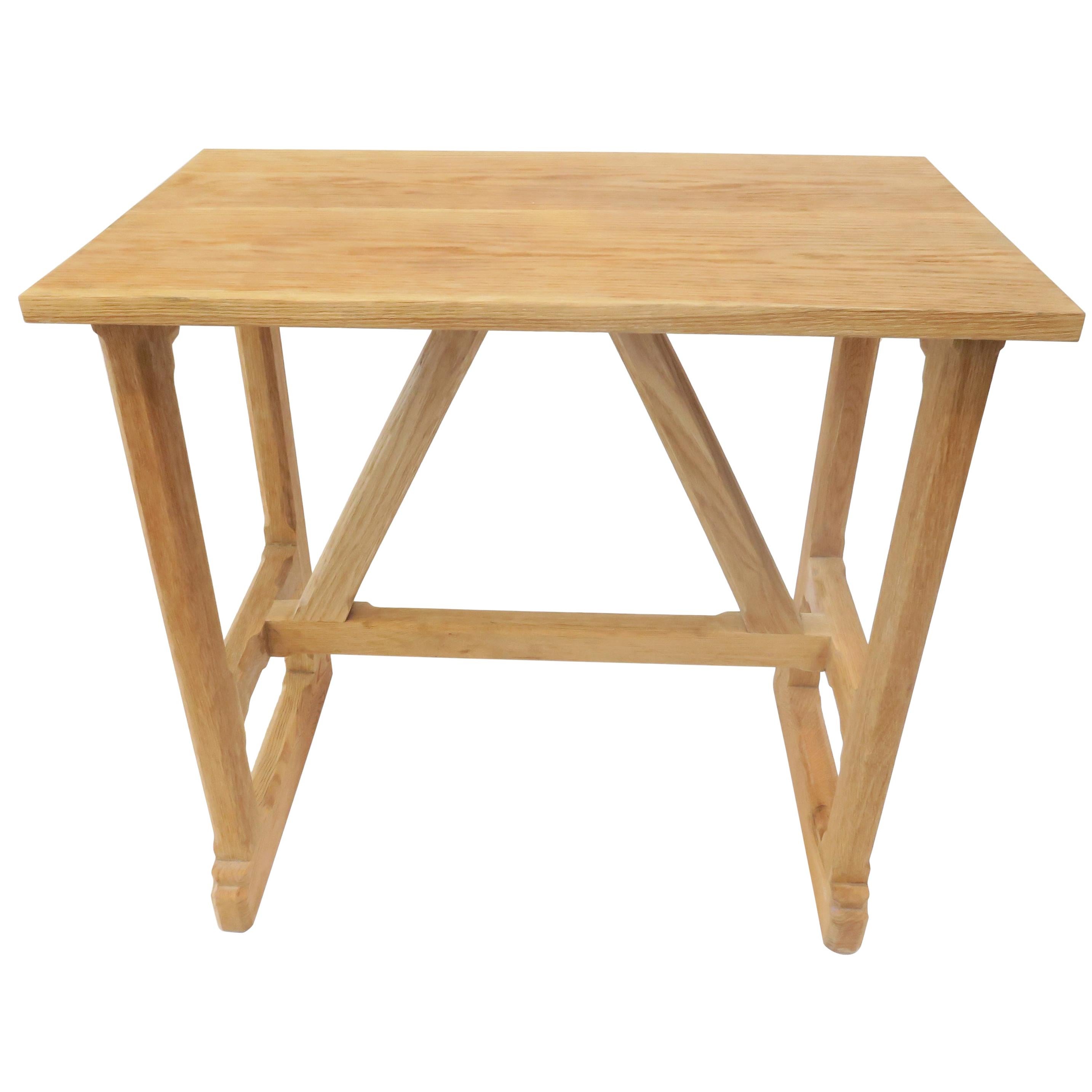 Der West Trestle Side Table von Martin & Brockett zeichnet sich durch einen rustikalen, handwerklich gefertigten Rahmen mit handgeschnitzten Details aus.

H 30.5 in. x B 31.25 in. x T 18 in.

Teil unserer West Trestle Collection'S.

Auf Bestellung