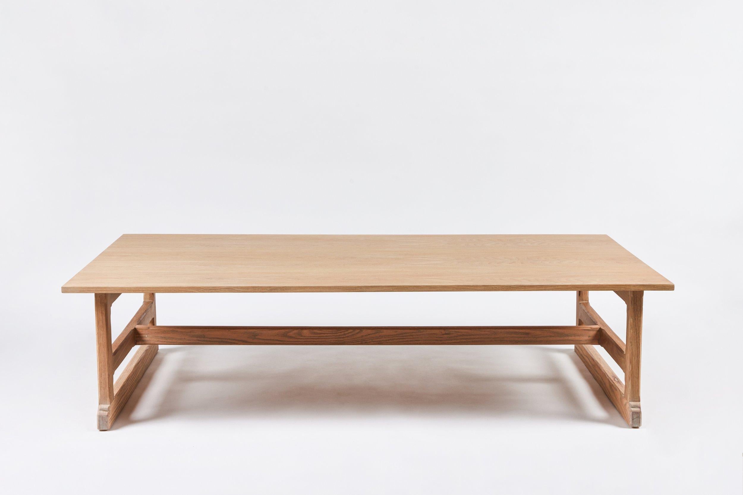 XXIe siècle et contemporain Tresteau à café de style artisanal rustique  en chêne brun clair de Martin and Brockett en vente
