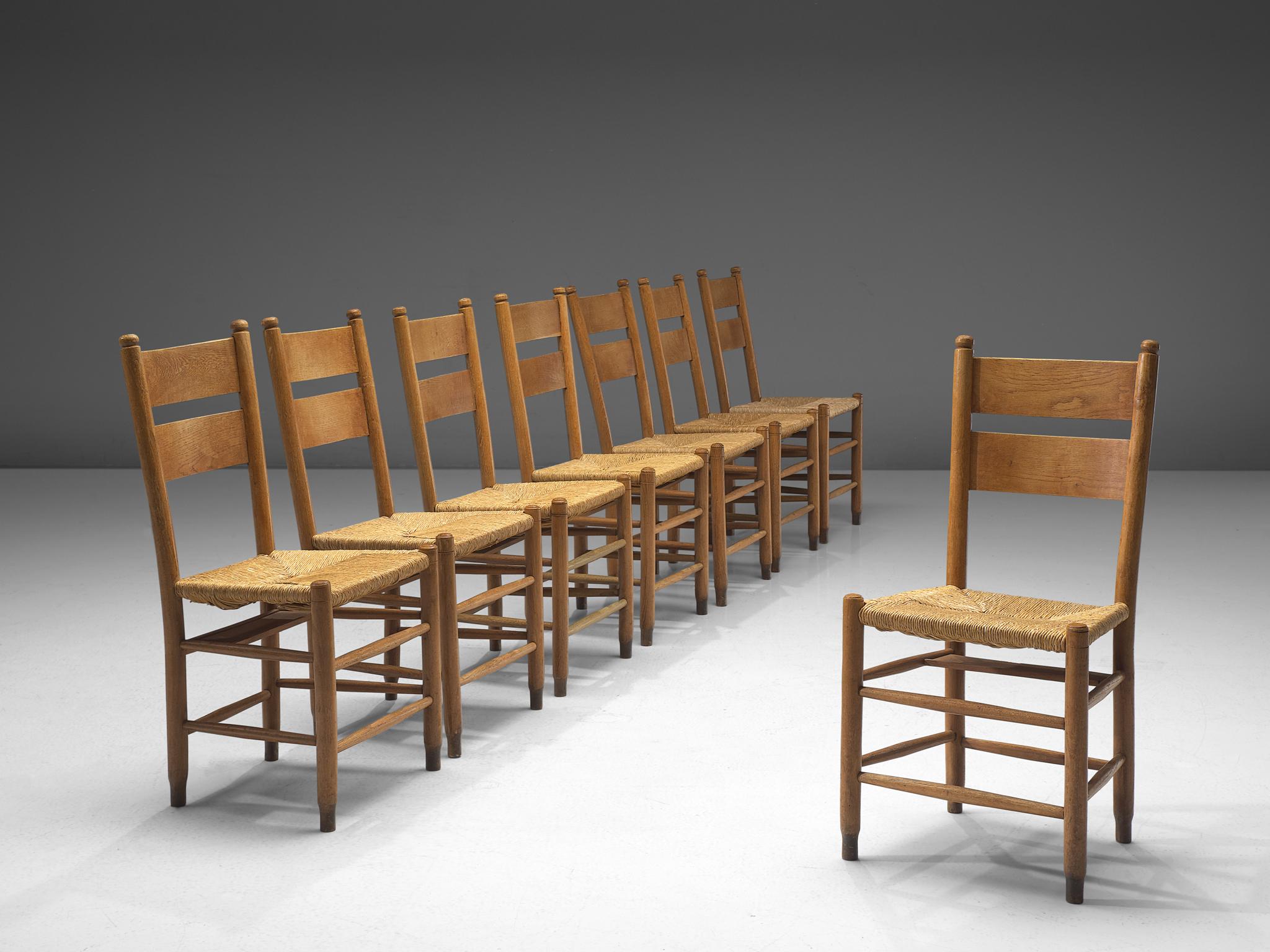 Chaises de salle à manger, chêne, osier paille, Danemark, années 1960 

Cette collection comprend un large éventail de chaises d'église danoises rustiques, construites en bois de chêne durable et caractérisées par leurs sièges en paille distinctifs.