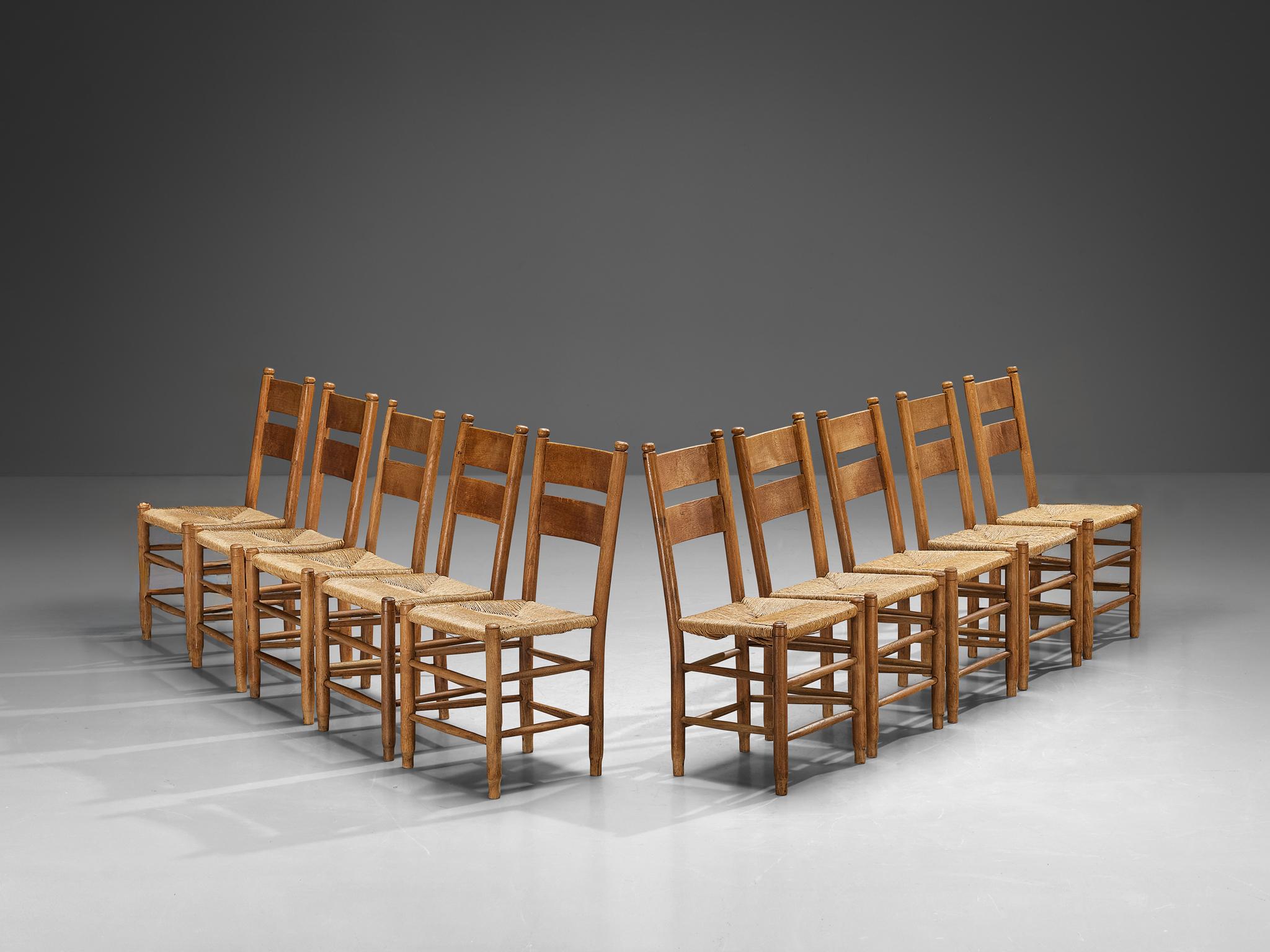 Sedie da pranzo, Oak, vimini impagliato, Danimarca, anni '60 

Questa collezione comprende un'ampia gamma di sedie da chiesa rustiche di Wood Wood, costruite in resistente legno di quercia e caratterizzate dalla caratteristica seduta in paglia. In