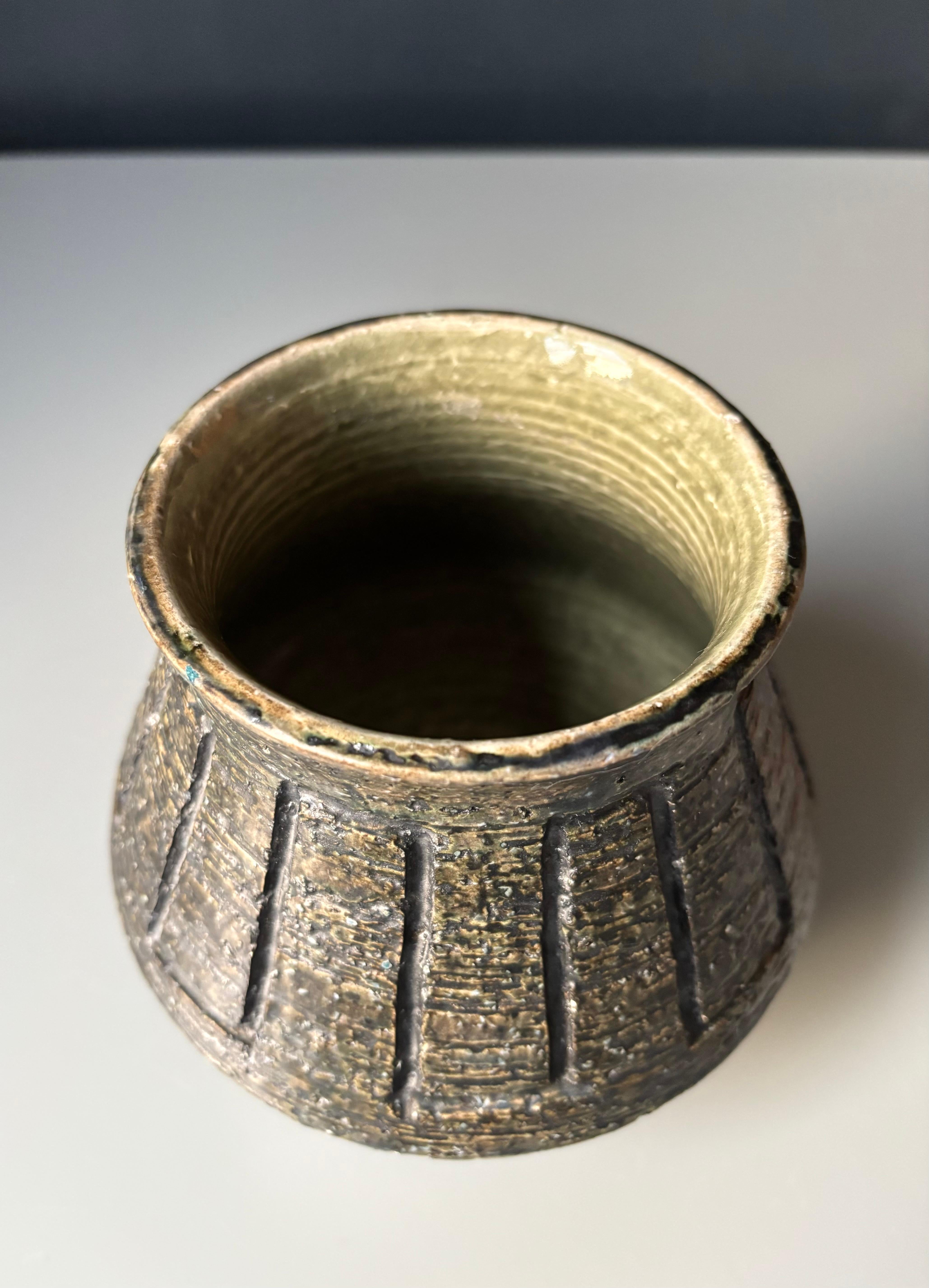 Vaso rustico danese moderno in ceramica marrone, anni '60 In condizioni buone in vendita a Copenhagen, DK