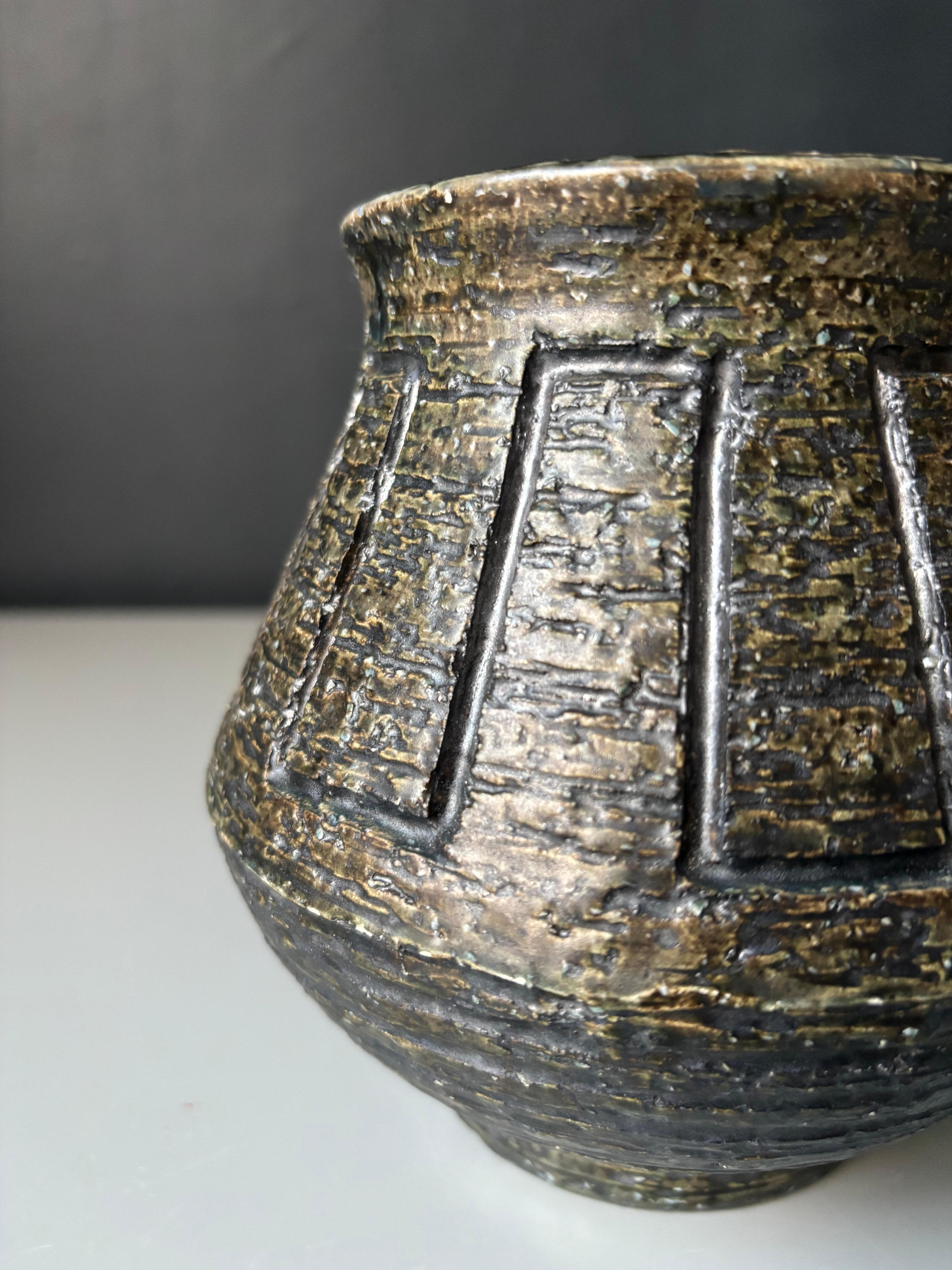 Fatto a mano Vaso rustico danese moderno in ceramica marrone, anni '60 in vendita