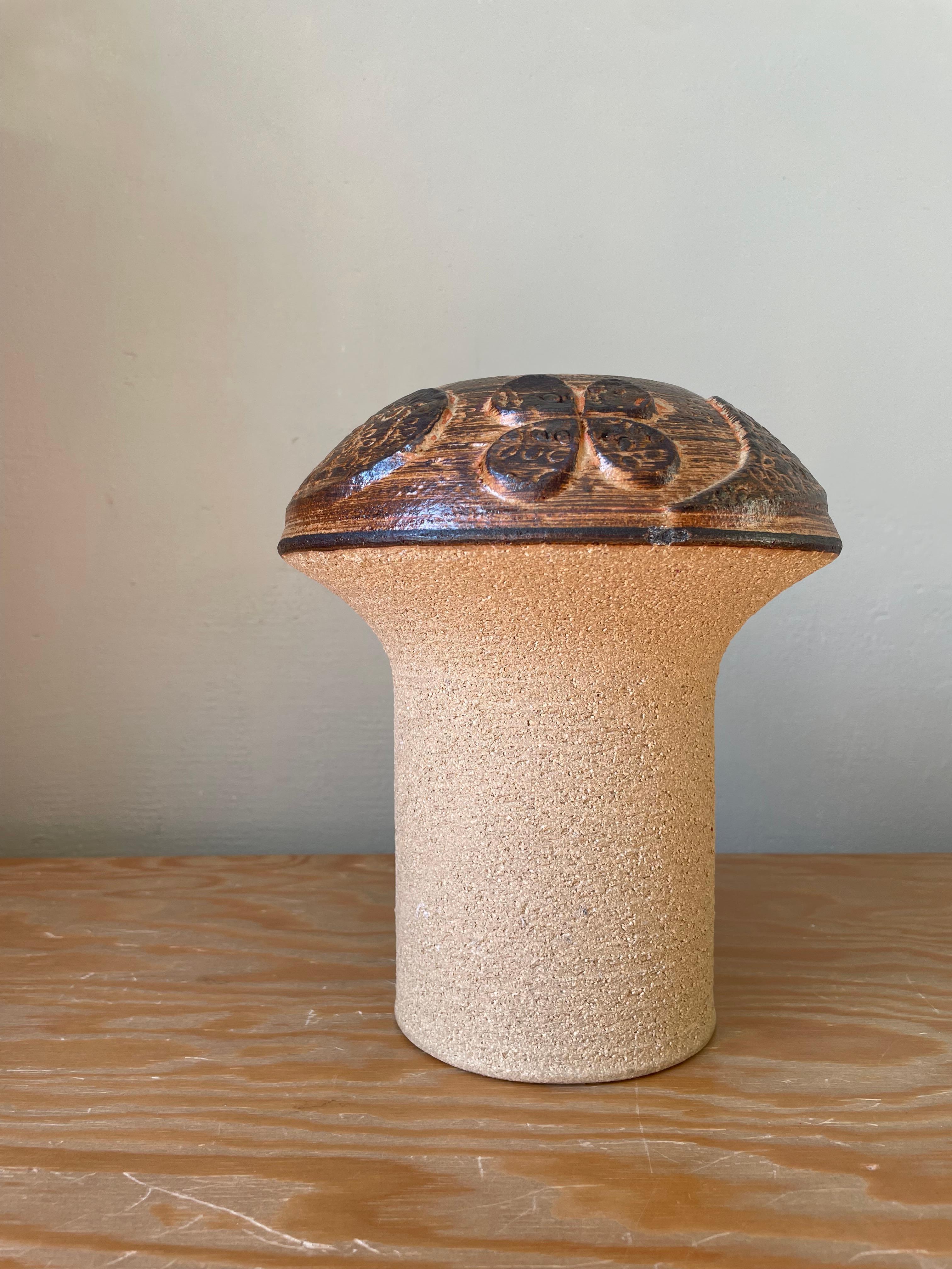 Grande vaso rustico in gres Danish Modern realizzato a mano dal designer Haico Nitzsche. Prodotta sull'isola di Bornholm da Søholm Stentøj a metà degli anni '70. Forma a fungo con base grezza color sabbia e piano smaltato lucido color terra con