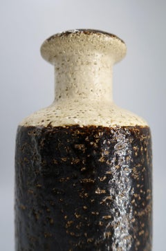 Vase rustique moderne danois en céramique brun et crème fait à la main par Søholm:: années 1960